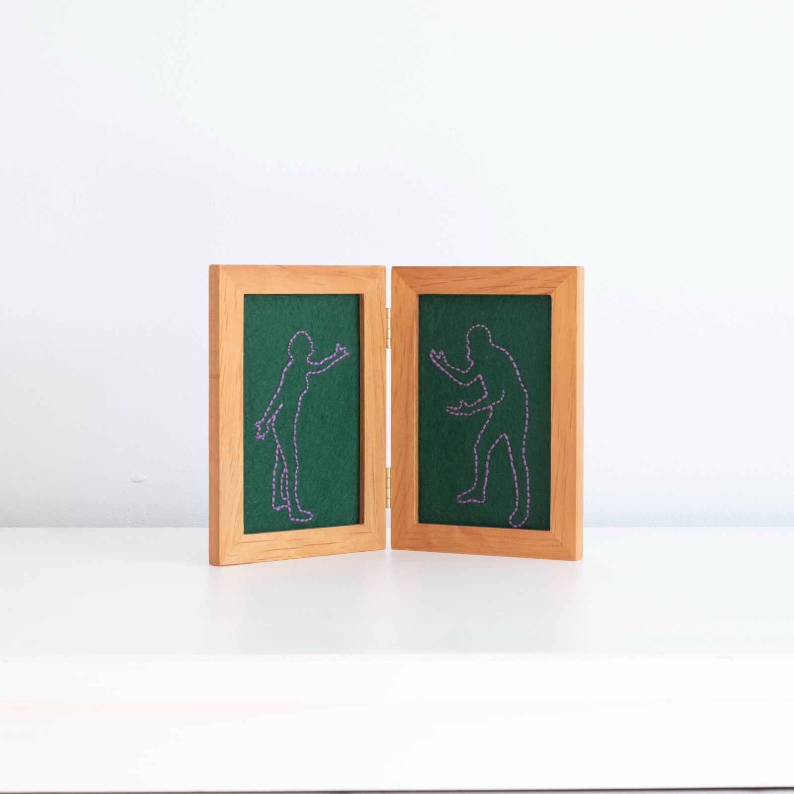 Raar borduurwerk in frame, mensen met ruzie, hergebruik, gerecyclede lijst, raar borduursel, gek cadeautje, fight, stel, schreeuwen