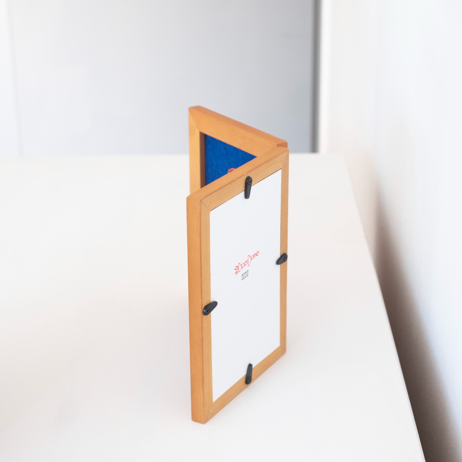 Raar borduurwerk in frame, mensen met ruzie, hergebruik, gerecyclede lijst, raar borduursel, gek cadeautje, fight, stel, schreeuwen