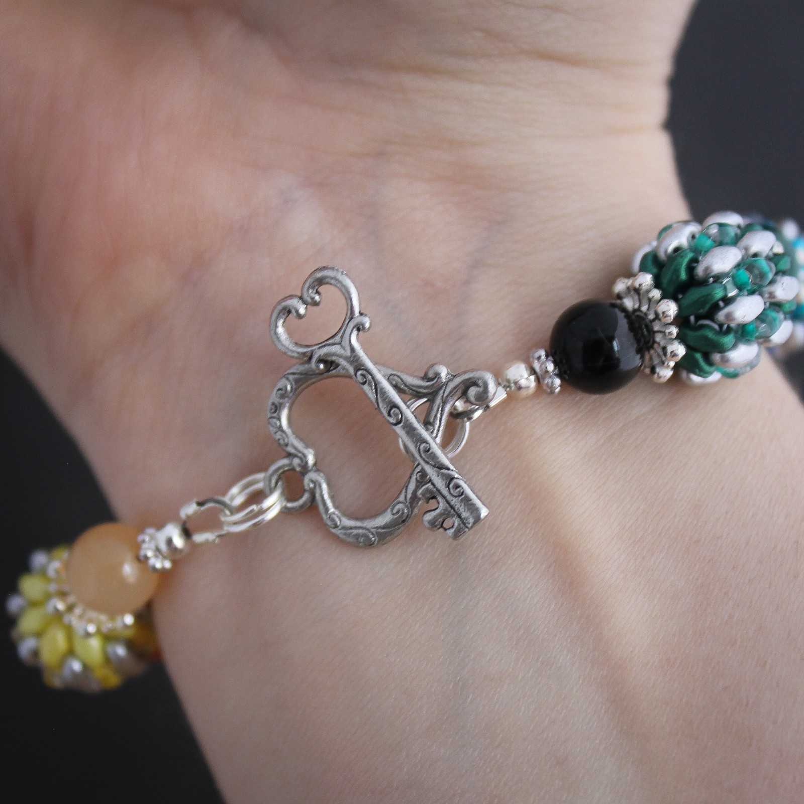 Regenbogen & bonte kralen, handgemaakte armband met geweven details - 122490 Regenbogen & bonte kralen, handgemaakte armband met geweven details