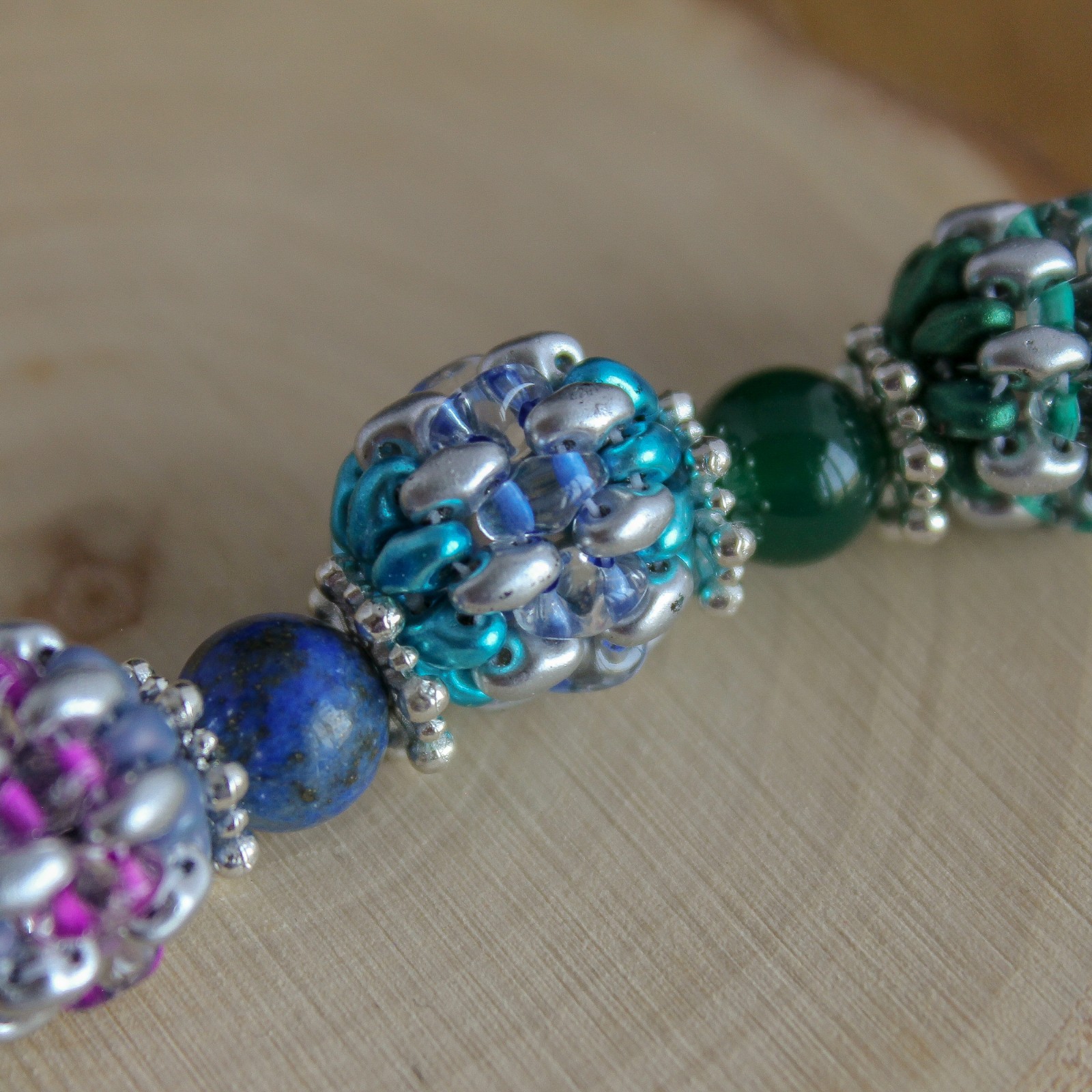 Regenbogen & bonte kralen, handgemaakte armband met geweven details - 122492 Regenbogen & bonte kralen, handgemaakte armband met geweven details