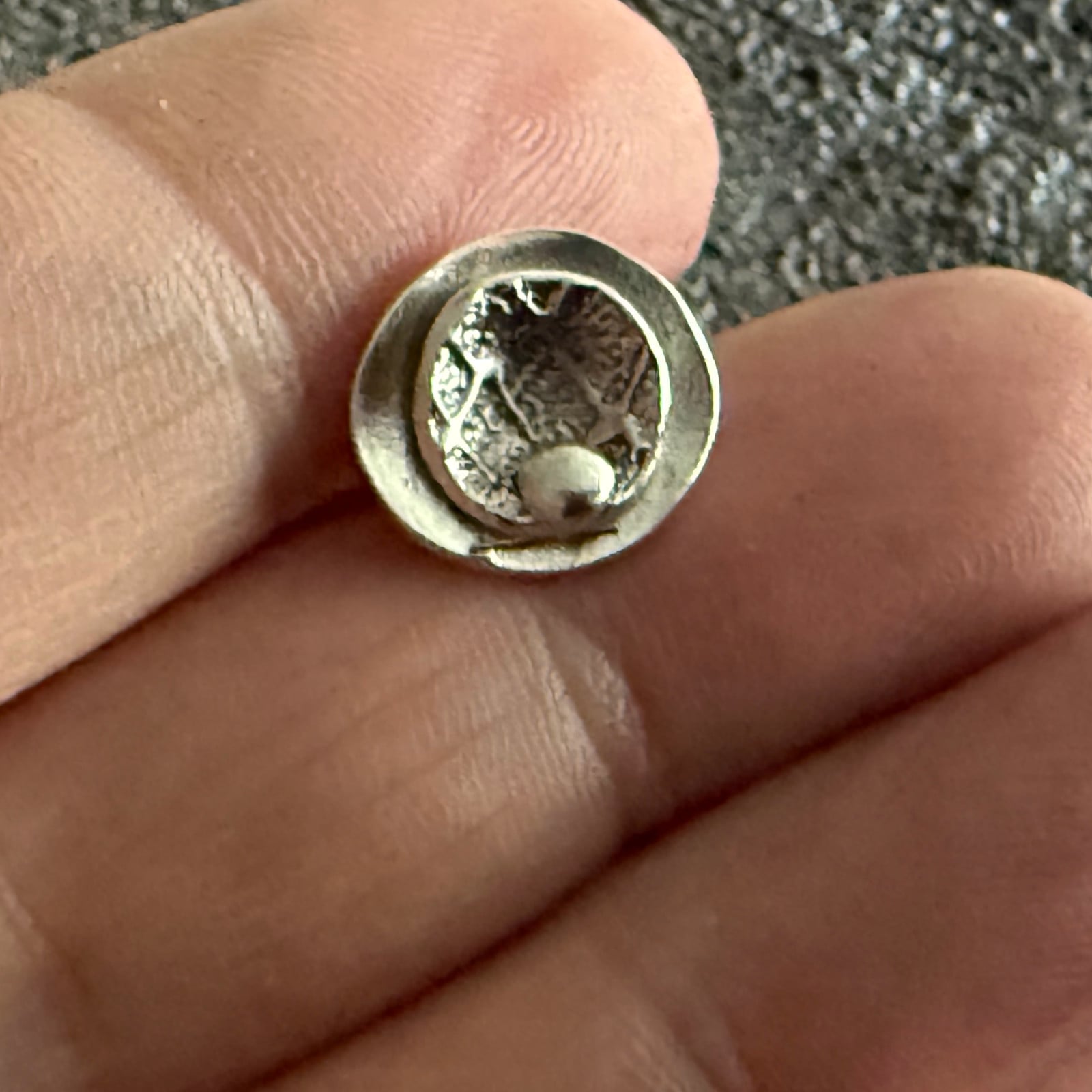 Ronde zilveren oorknopjes in laagjes met bolletje – handgemaakt van duurzaam 99,9% fijn zilver