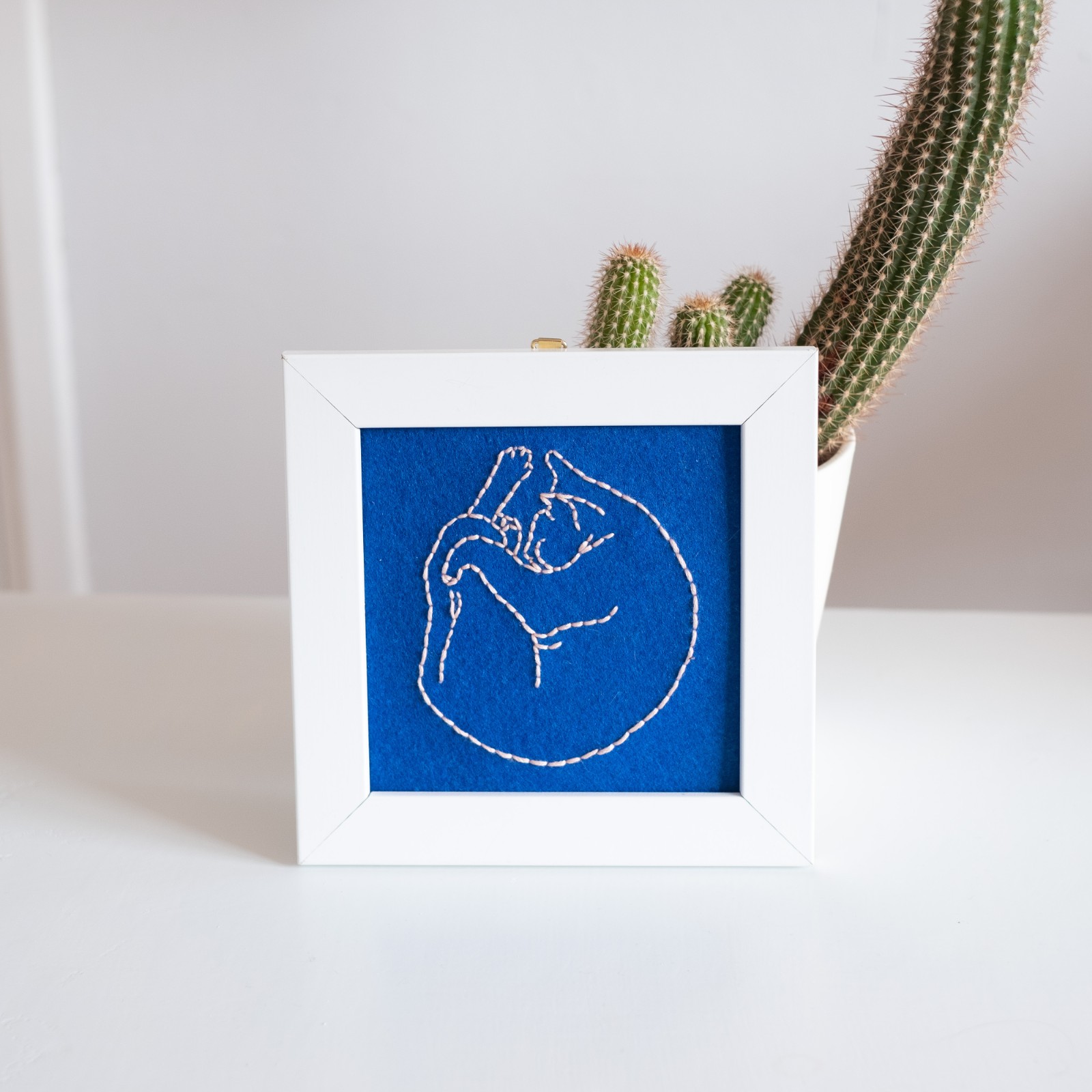 slapende kat borduurwerk in frame, poes, hergebruik, gerecyclede lijst, cute borduursel, lief cadeautje, wall art, lief slapen