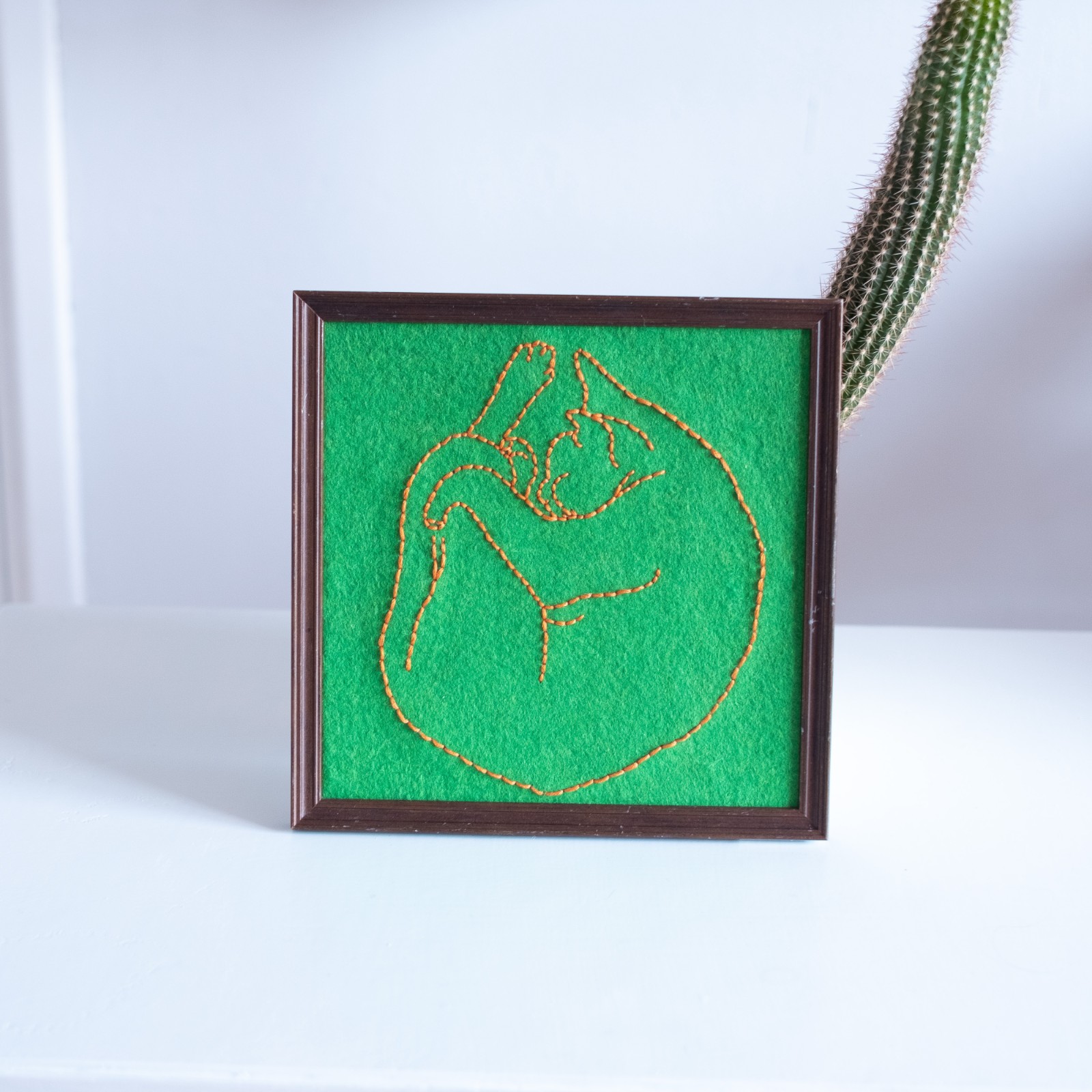 slapende kat borduurwerk in frame, poes, hergebruik, gerecyclede lijst, cute borduursel, lief cadeautje, wall art, lief slapen