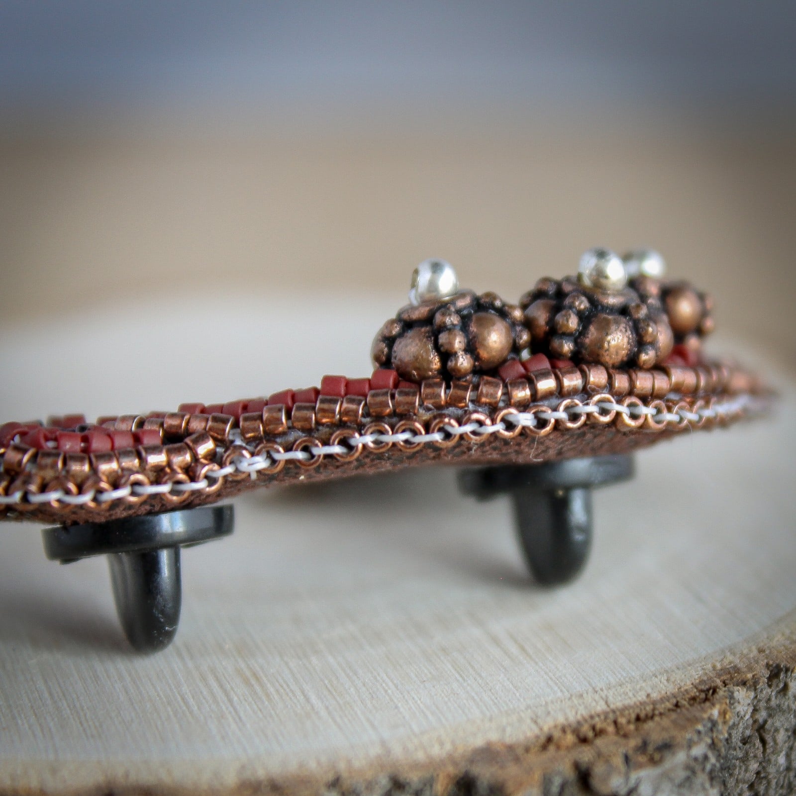 Stroming & Vreugde, kralen geborduurde otter broche