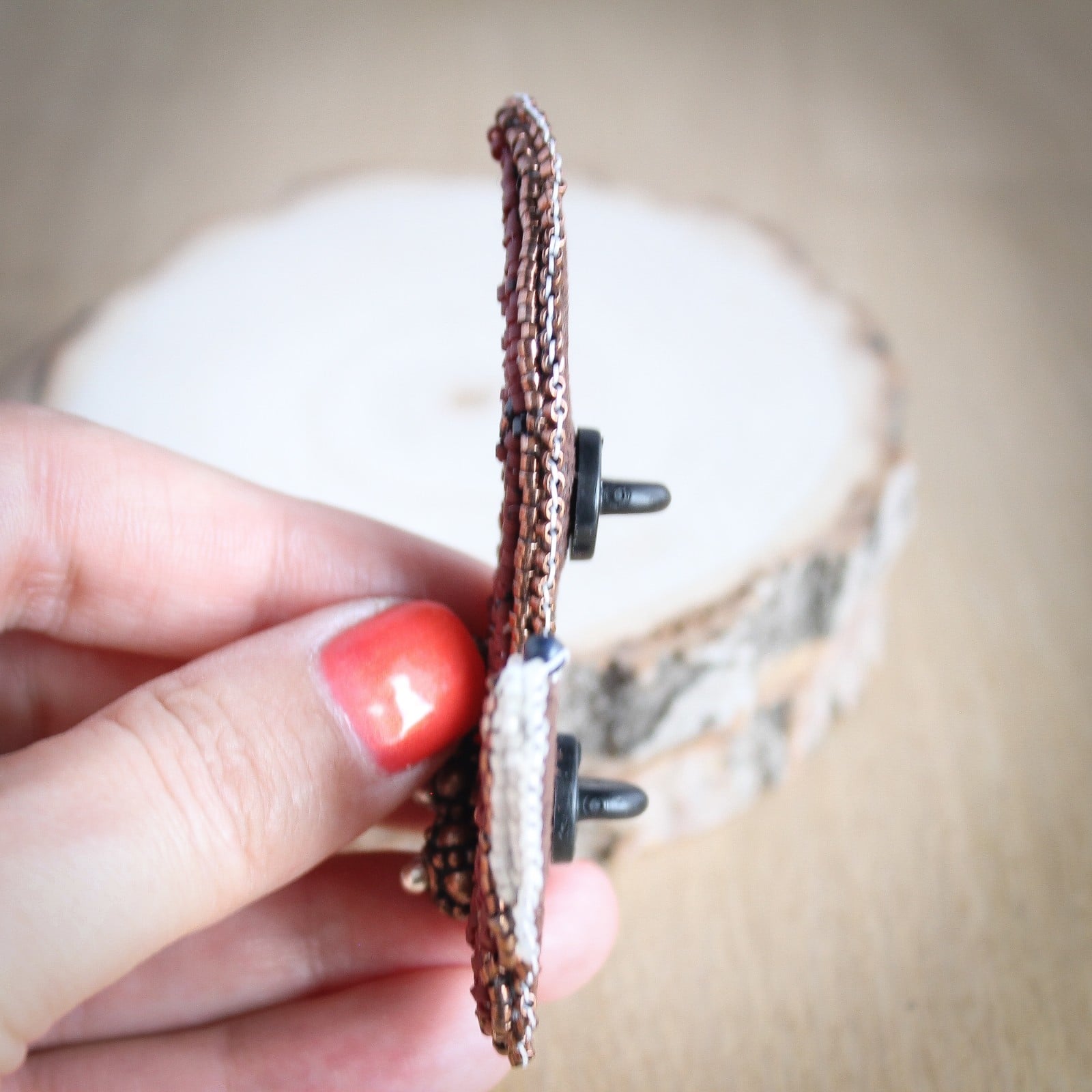 Stroming & Vreugde, kralen geborduurde otter broche