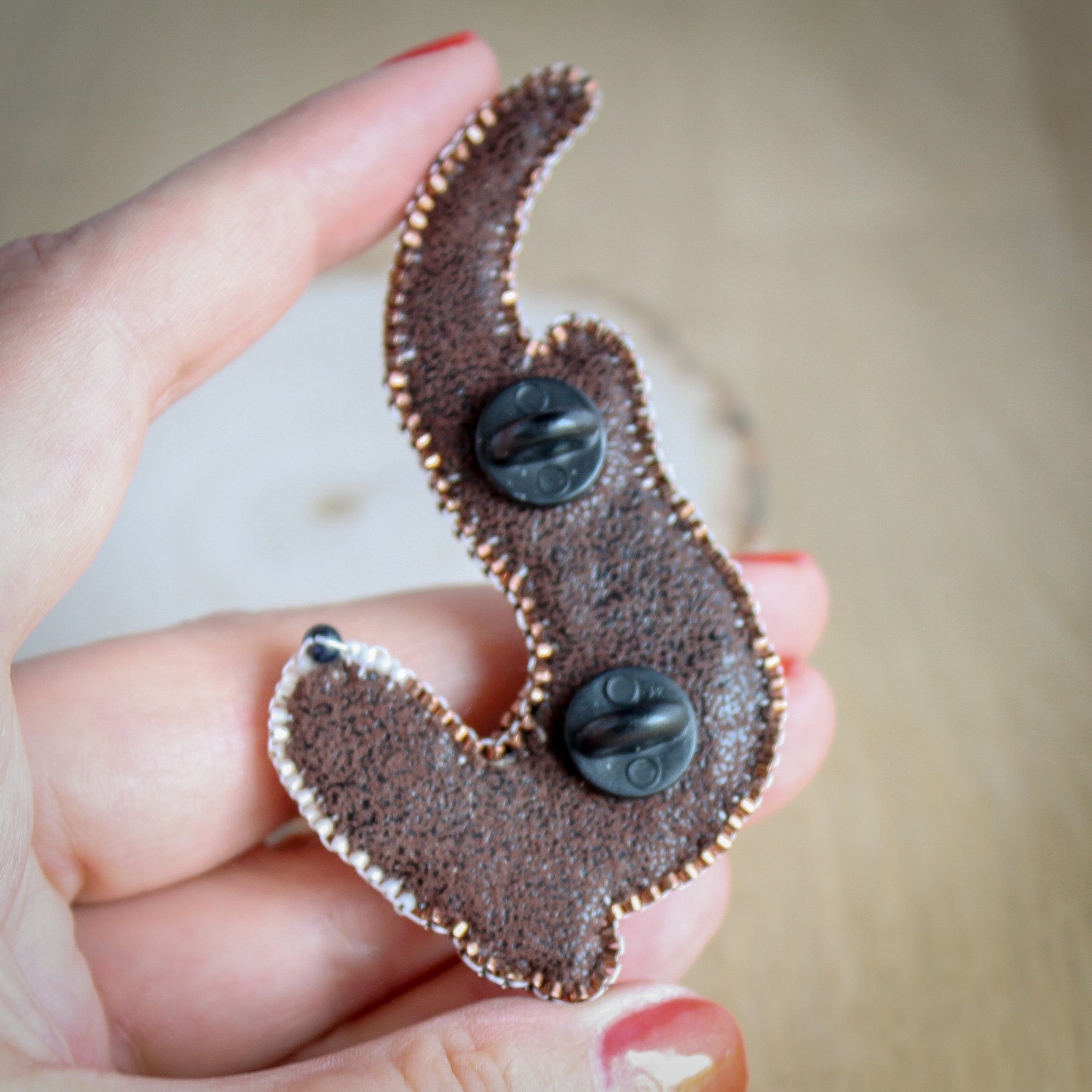 Stroming & Vreugde, kralen geborduurde otter broche