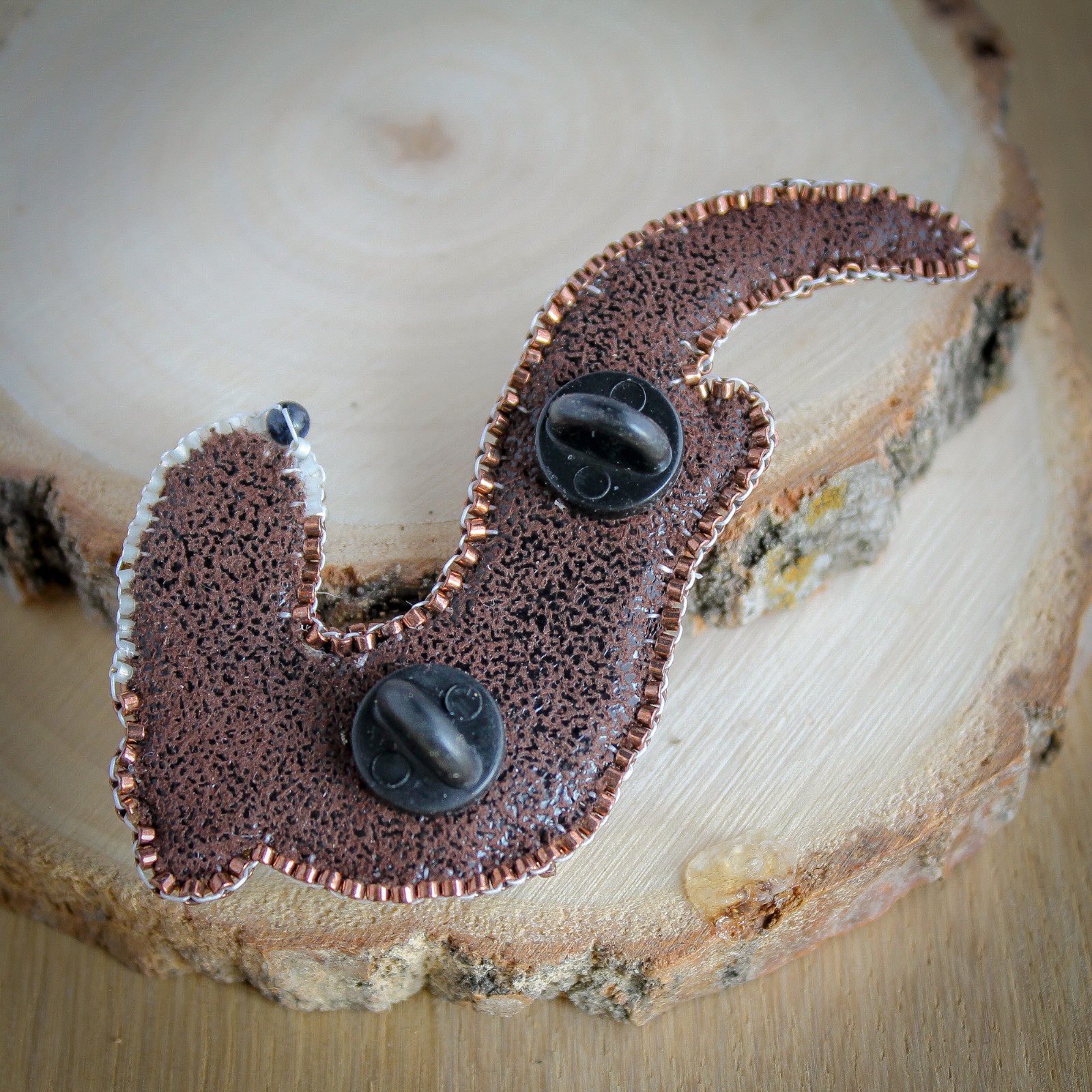 Stroming & Vreugde, kralen geborduurde otter broche