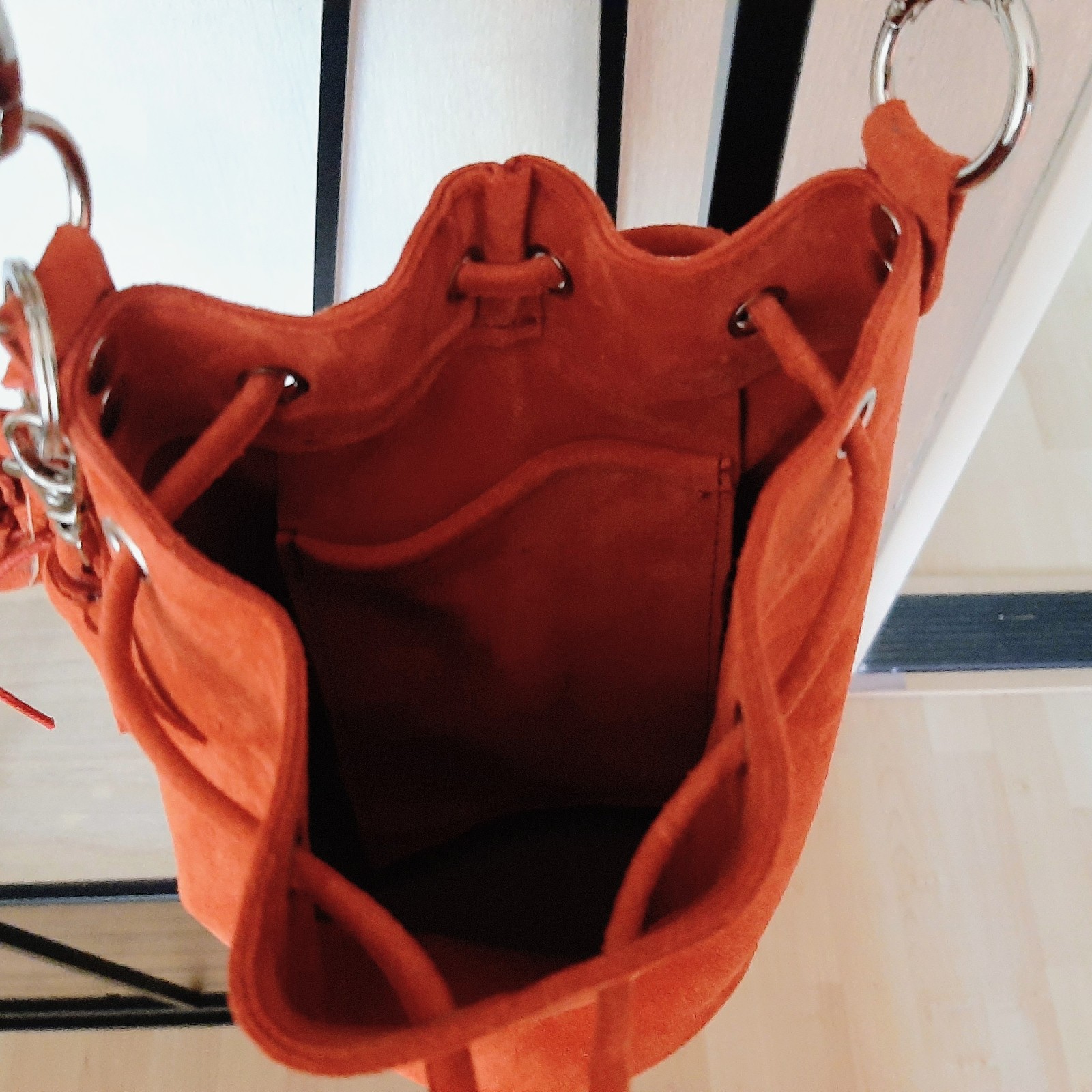 Suede Bucketbag, uniek, inclusief een bijpassende sleutelhanger met m… - 121335 Suede Bucketbag, uniek, inclusief een bijpassende sleutelhanger met minitasje en flos.
