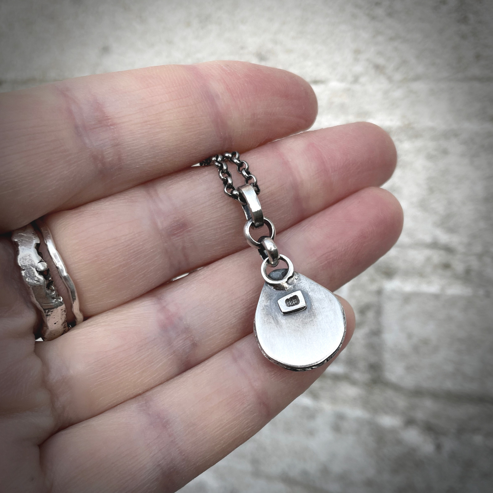 Unieke zilveren hanger met groene aventurijn – handgemaakt sieraad met dubbele steen