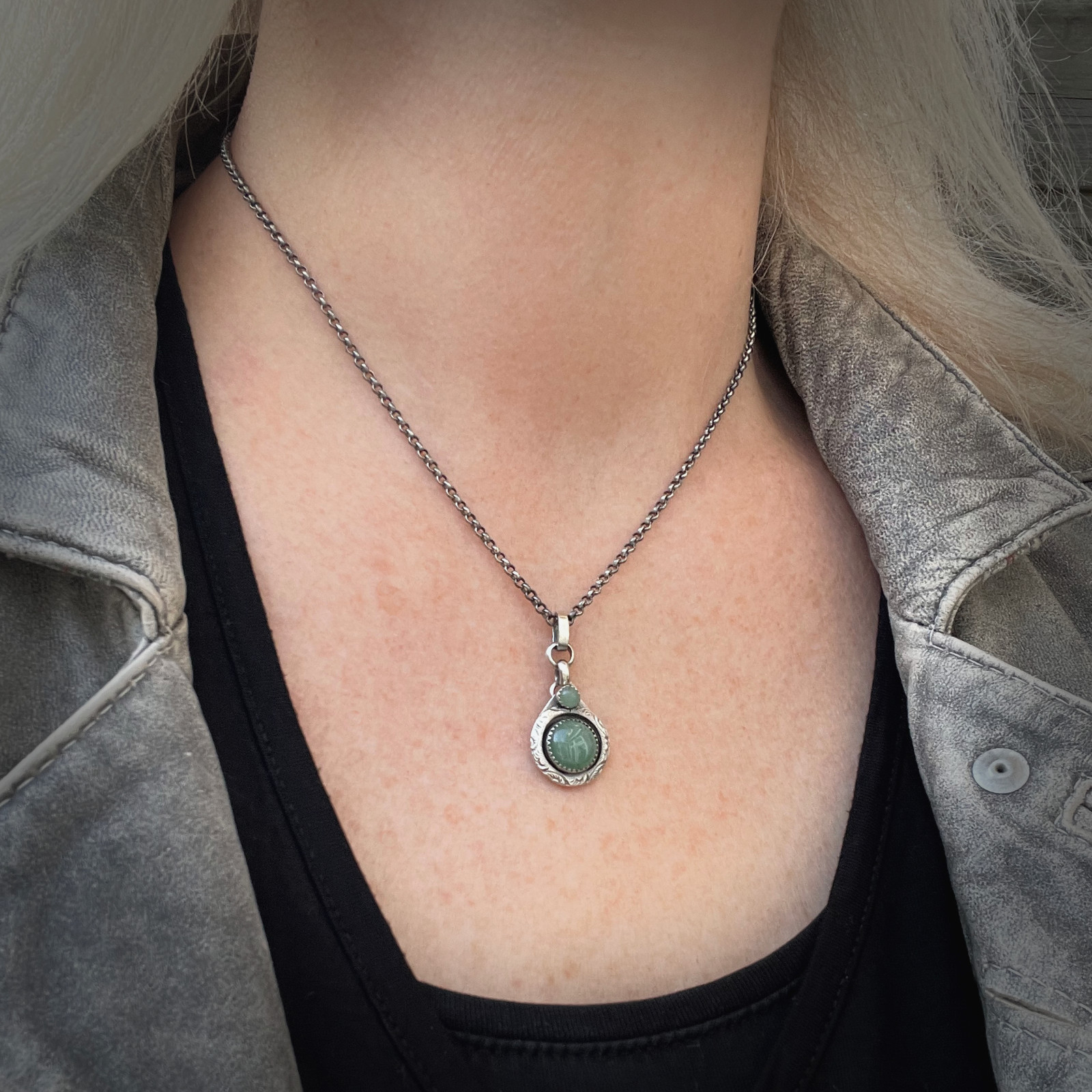Unieke zilveren hanger met groene aventurijn – handgemaakt sieraad met dubbele steen