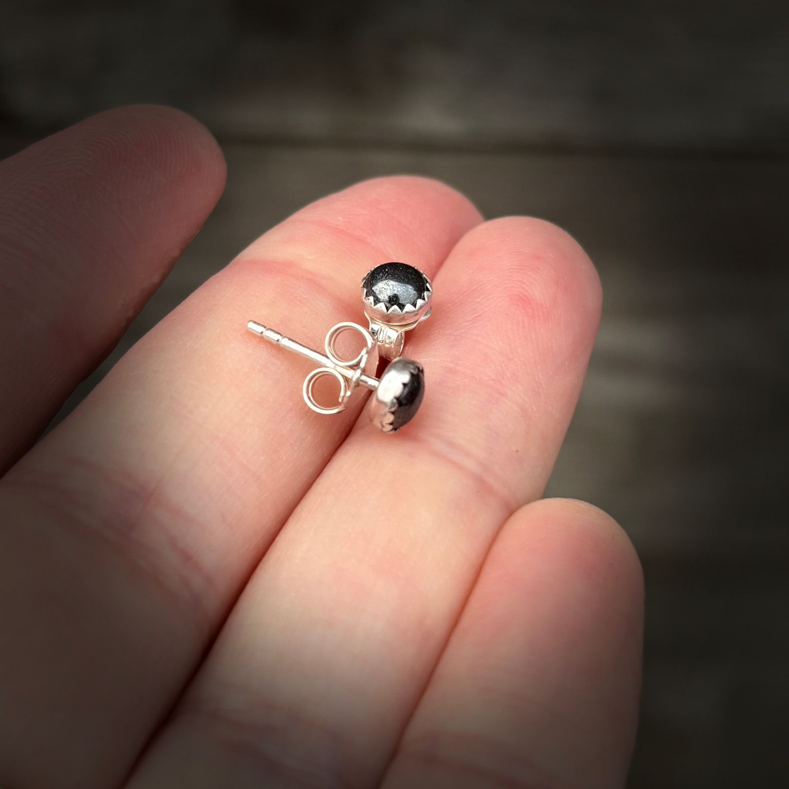 Zilveren oorbellen hematiet – oorstekers met antraciet steen - 122434 Zilveren oorbellen hematiet – oorstekers met antraciet steen