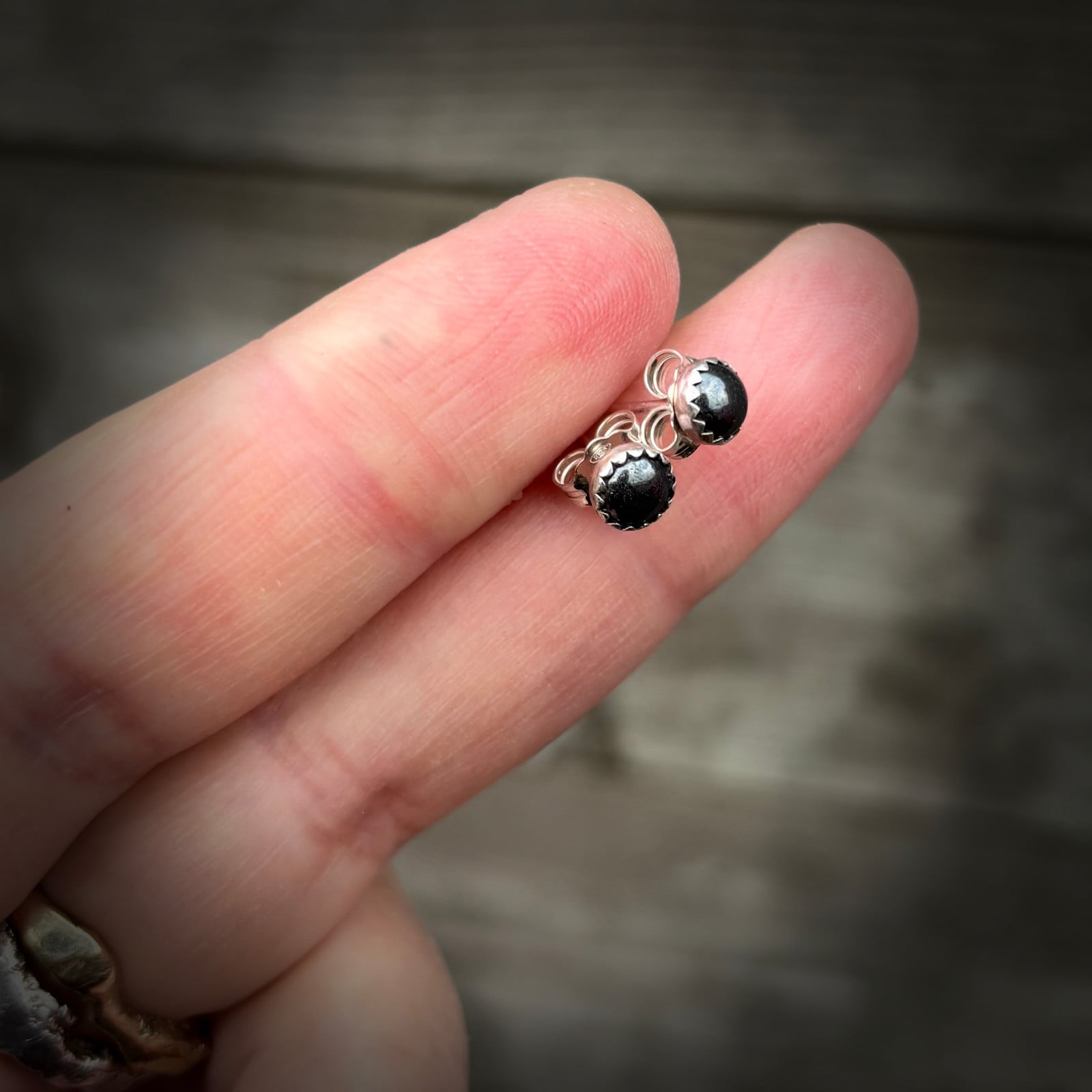 Zilveren oorbellen hematiet – oorstekers met antraciet steen - 122435 Zilveren oorbellen hematiet – oorstekers met antraciet steen