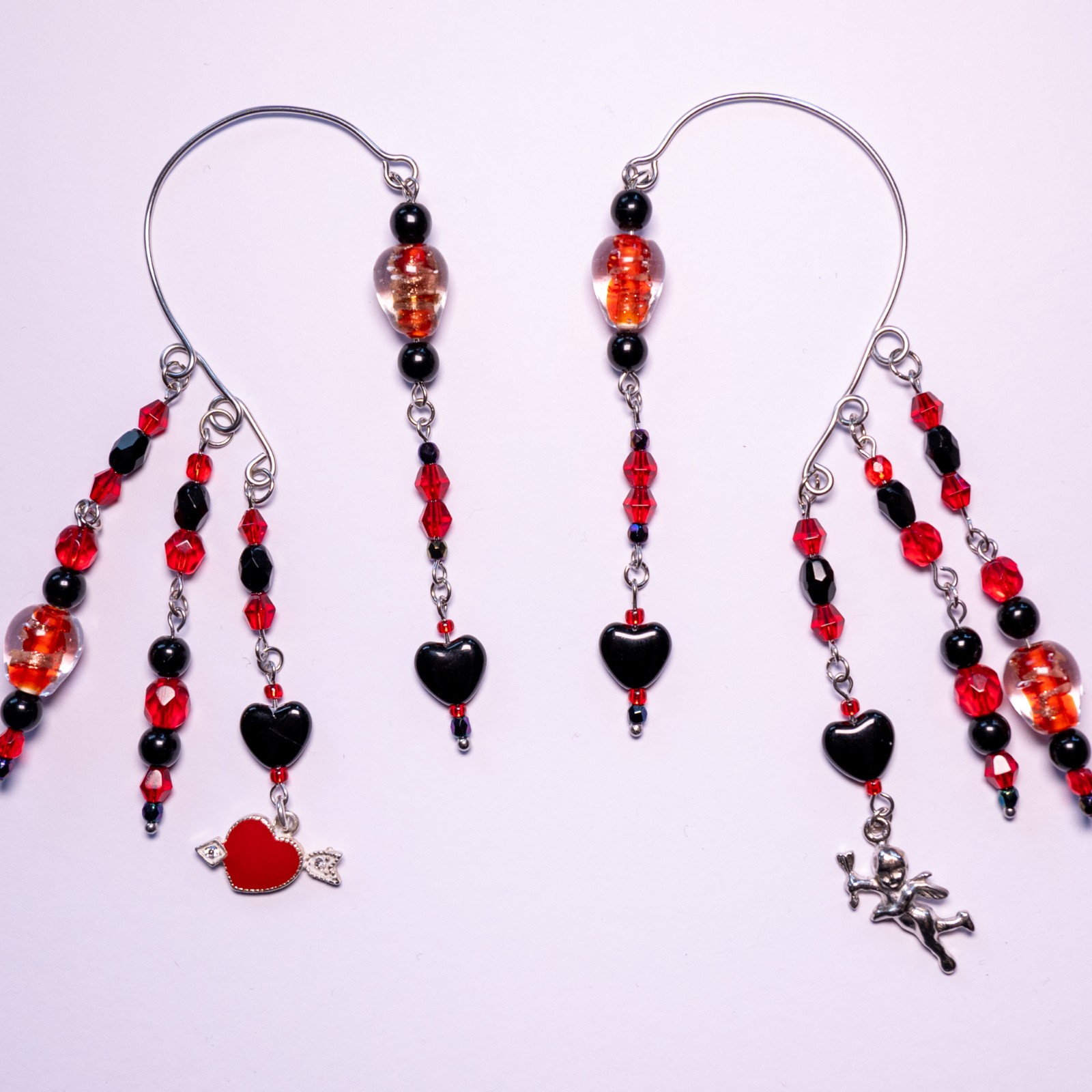 Cupido ear cuffs (paar) - oorhangers met hartjes in rood en zwart