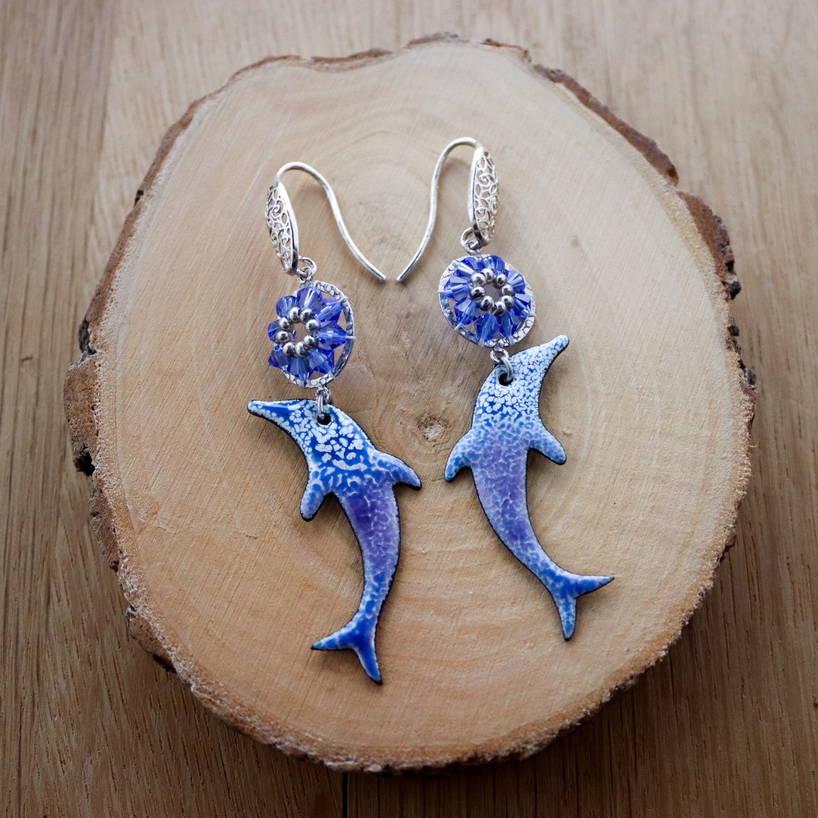 Diepblauw & Ocean folk, dolfijn oorbellen met Swarovski en zilverdetail