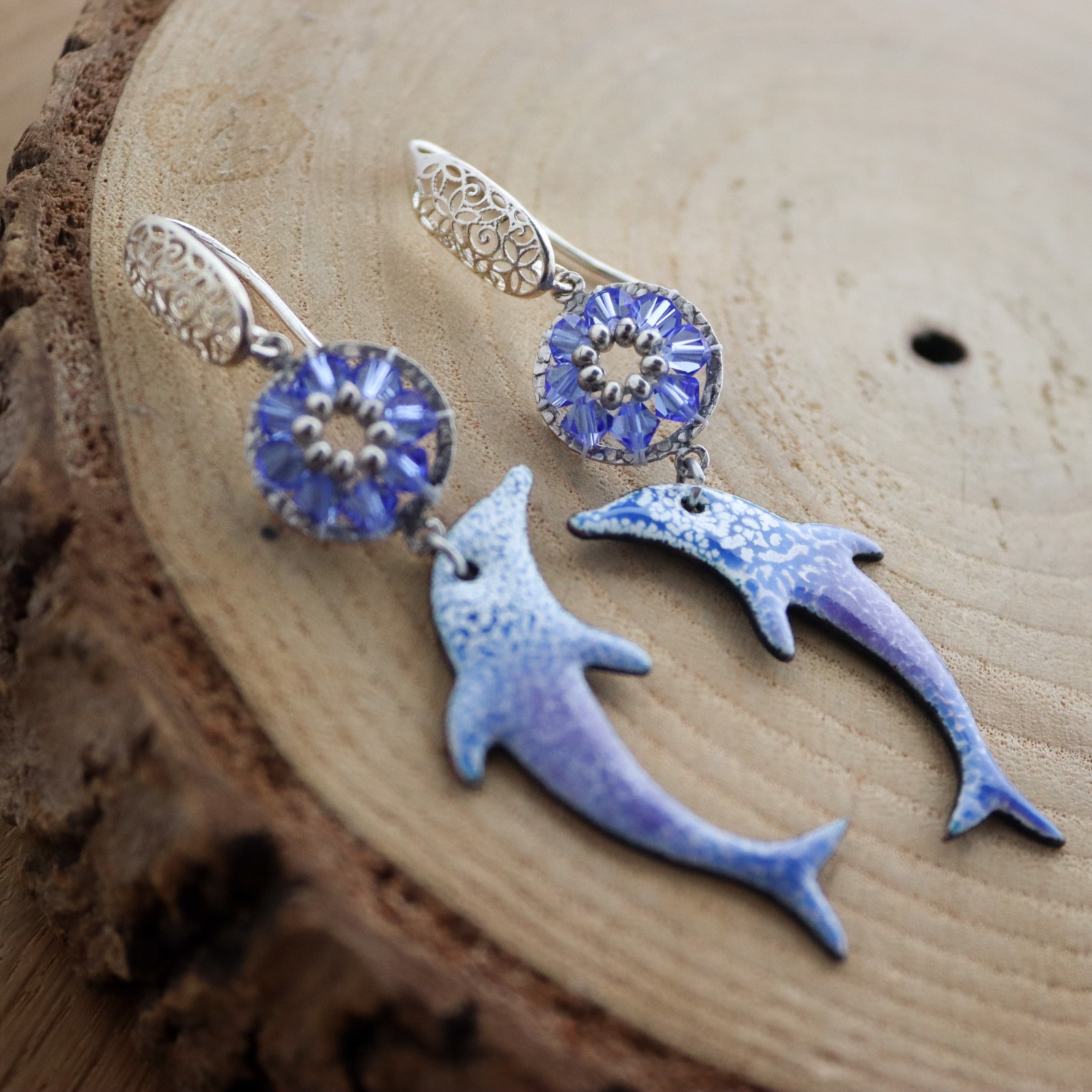 Diepblauw & Ocean folk, dolfijn oorbellen met Swarovski en zilverdetail