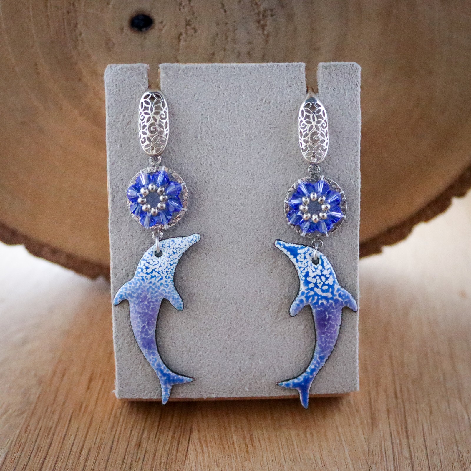 Diepblauw & Ocean folk, dolfijn oorbellen met Swarovski en zilverdetail