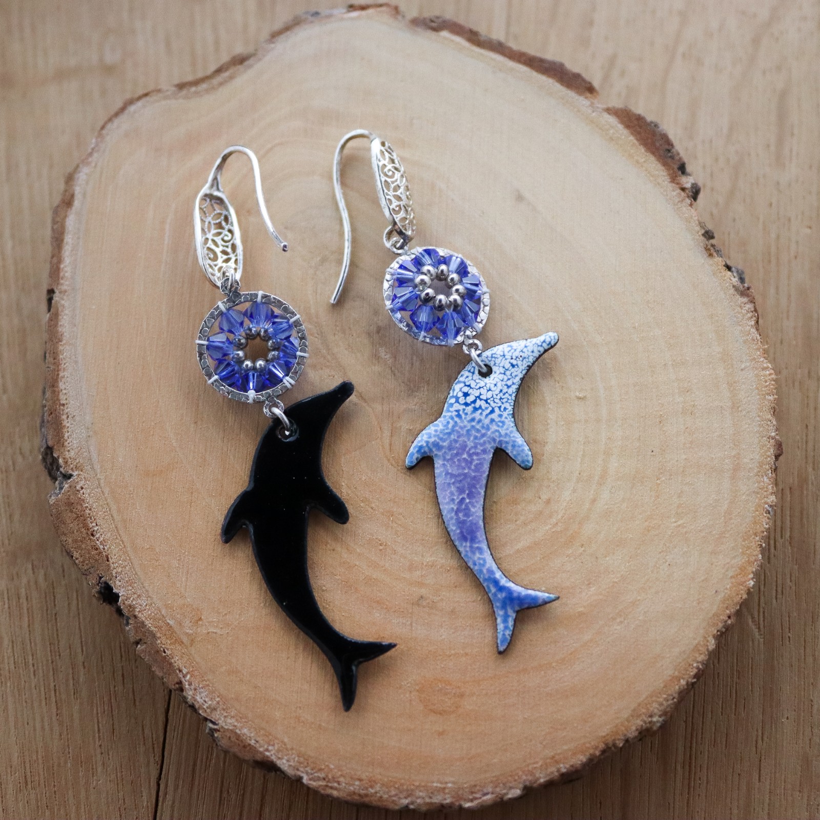 Diepblauw & Ocean folk, dolfijn oorbellen met Swarovski en zilverdetail