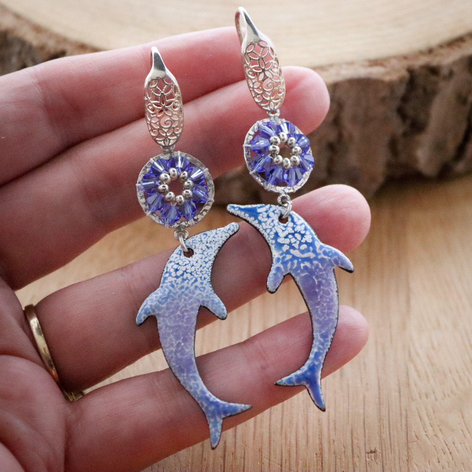 Diepblauw & Ocean folk, dolfijn oorbellen met Swarovski en zilverdetail
