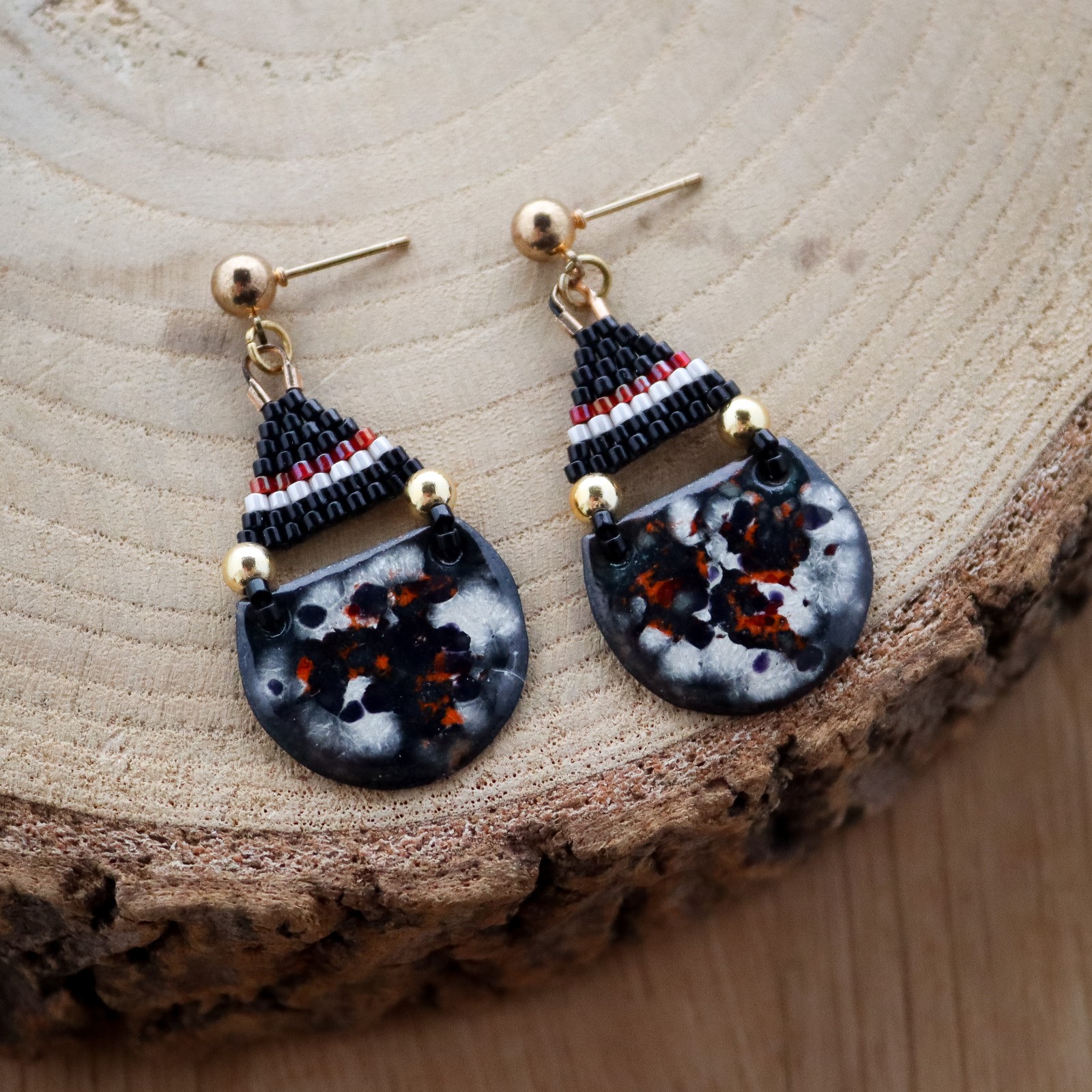 Donker & Abstract, artistieke oorbellen met geometrisch kralen weefwerk en goud vermeil