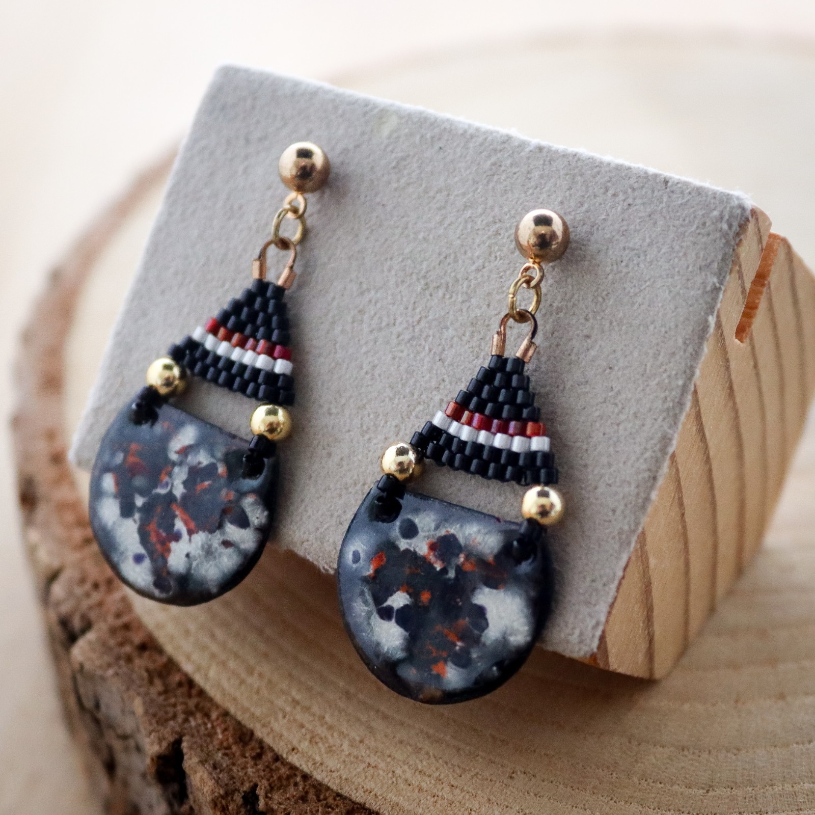 Donker & Abstract, artistieke oorbellen met geometrisch kralen weefwerk en goud vermeil