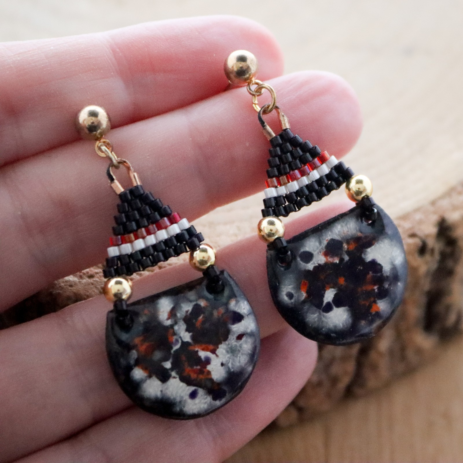 Donker & Abstract, artistieke oorbellen met geometrisch kralen weefwerk en goud vermeil