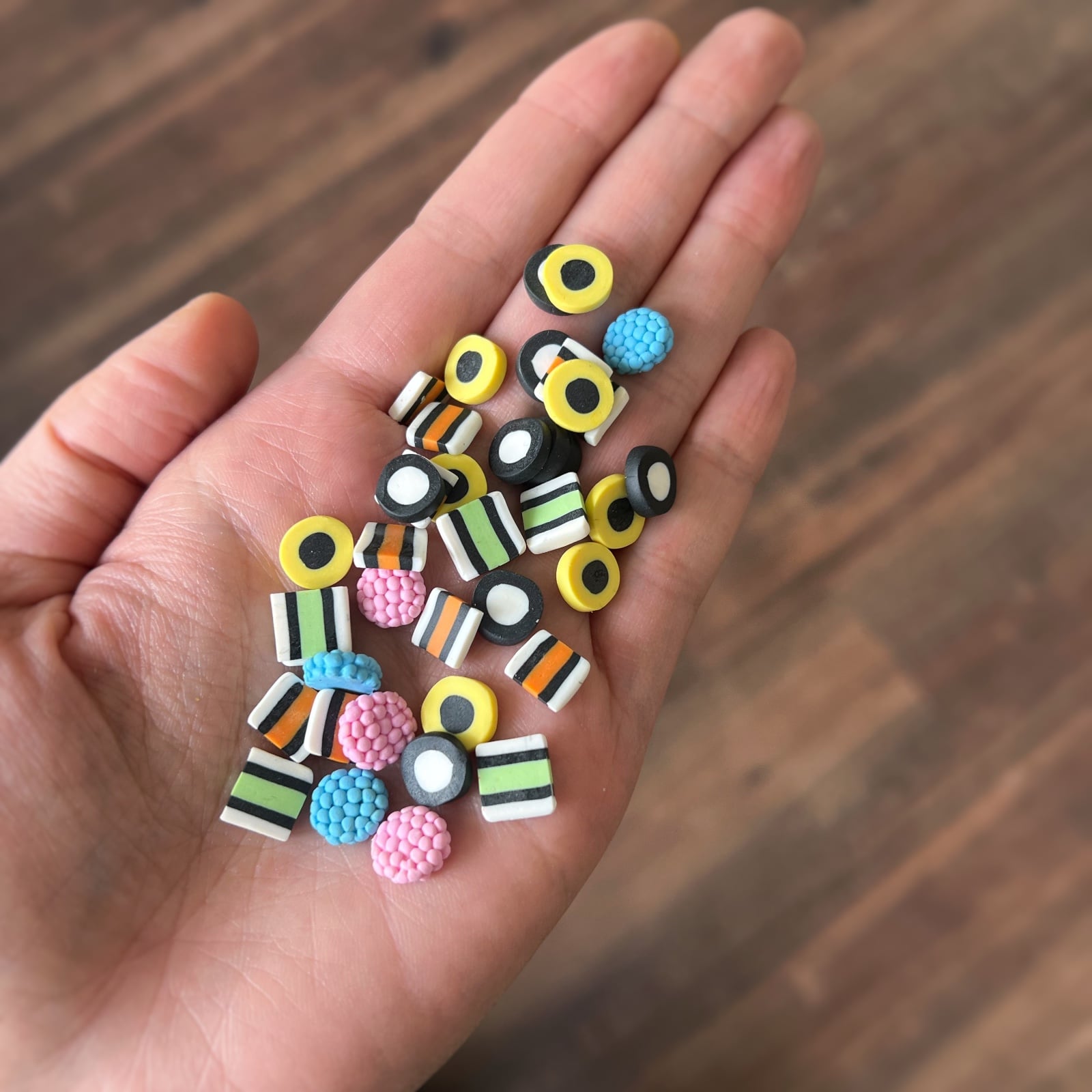 Engelse drop knopjes oorbellen (4 stuks)