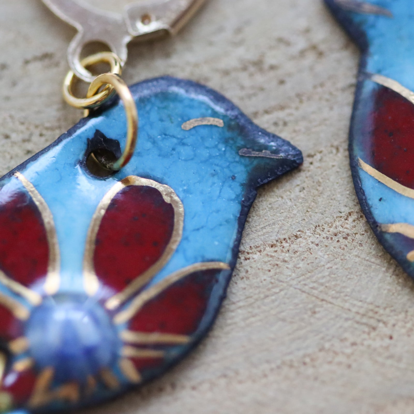 Festival vibes & Kleurrijk contrast, handgemaakte vogel oorbellen met bloemdetails