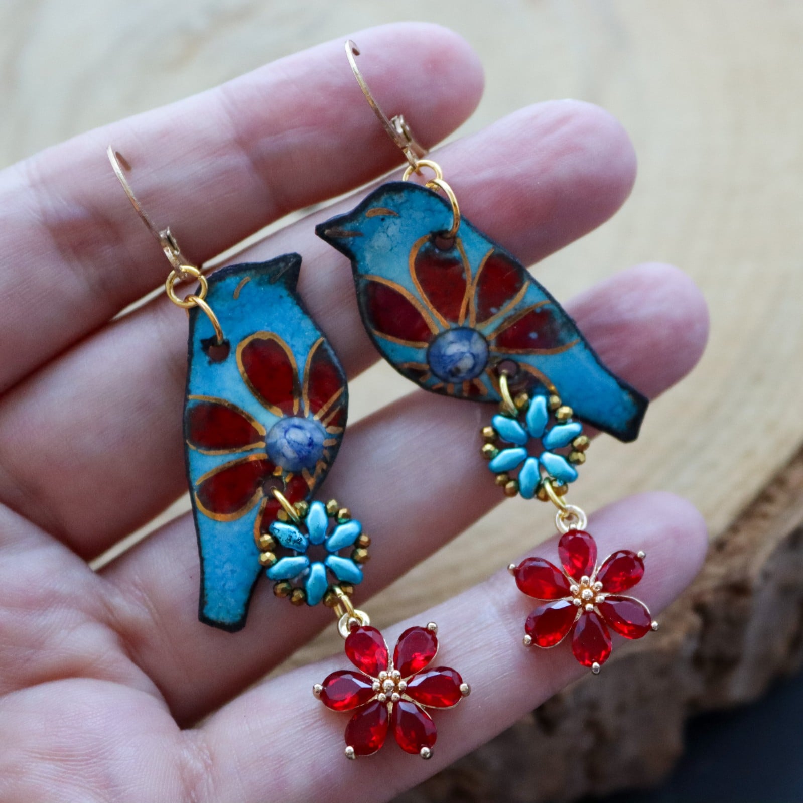 Festival vibes & Kleurrijk contrast, handgemaakte vogel oorbellen met bloemdetails