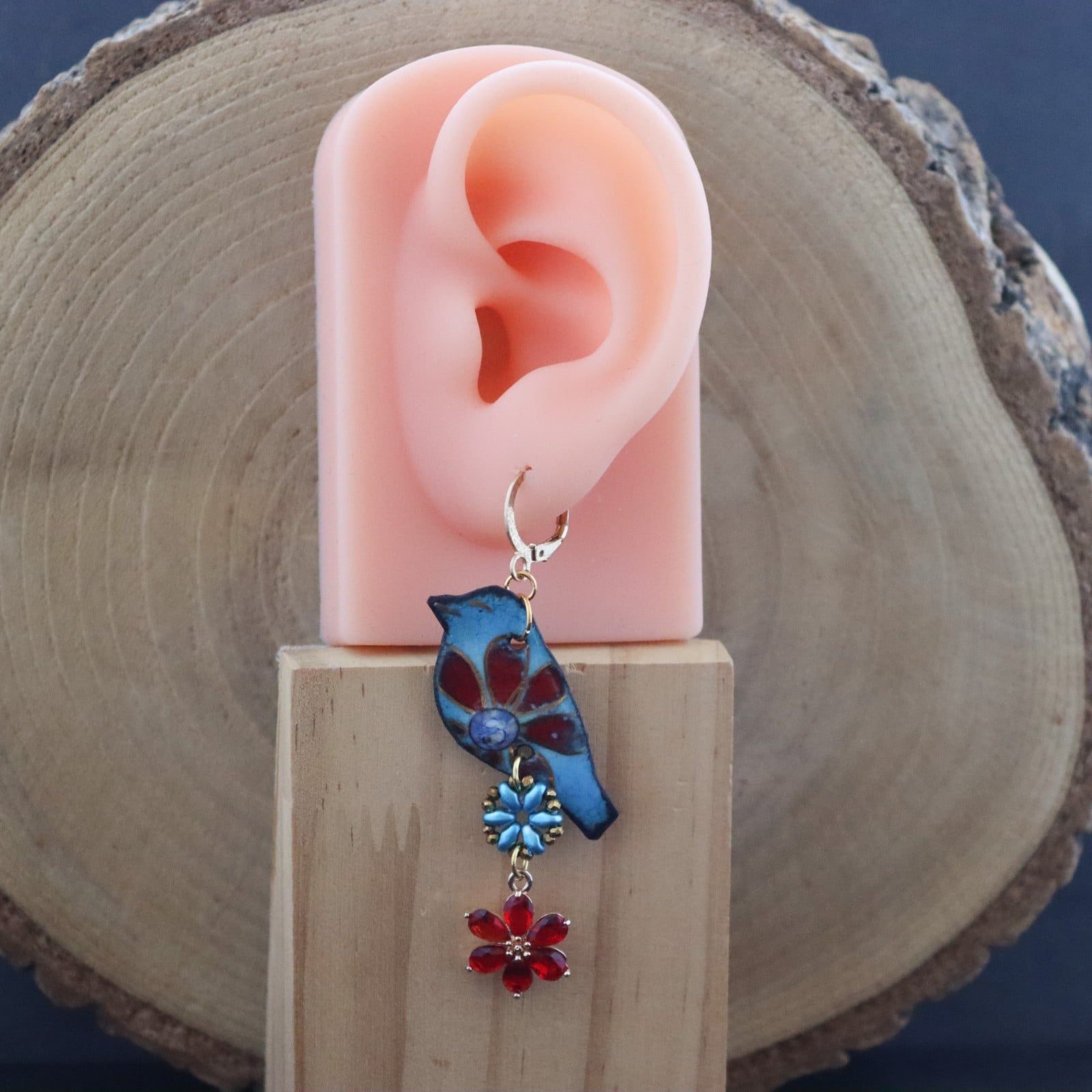 Festival vibes & Kleurrijk contrast, handgemaakte vogel oorbellen met bloemdetails