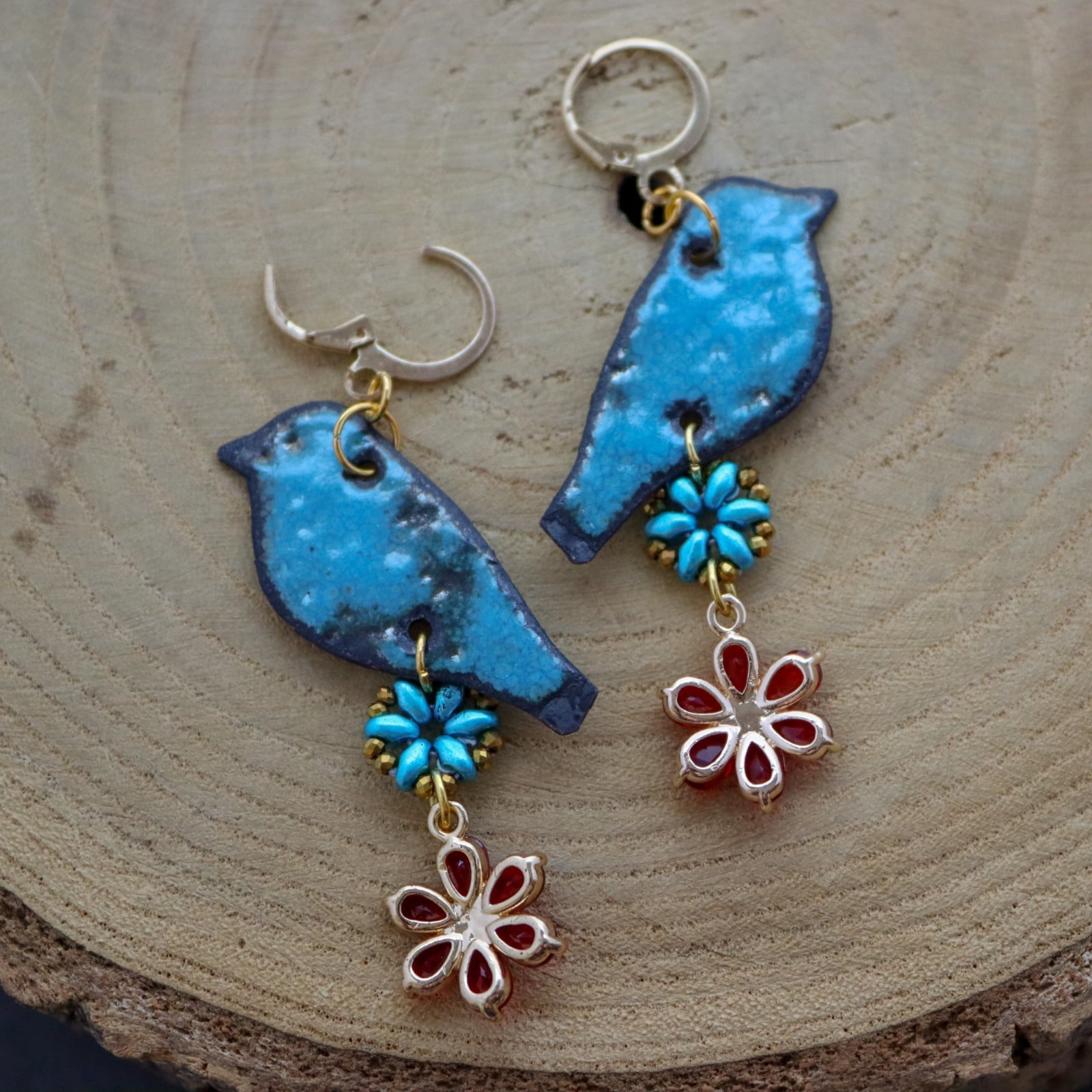 Festival vibes & Kleurrijk contrast, handgemaakte vogel oorbellen met bloemdetails