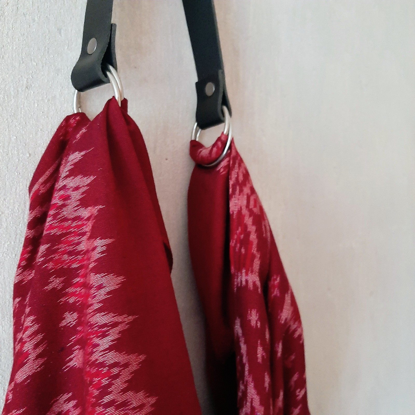 Furoshiki knooptas geknoopt van een vierkante doek, inclusief draagband en knoopinstructie