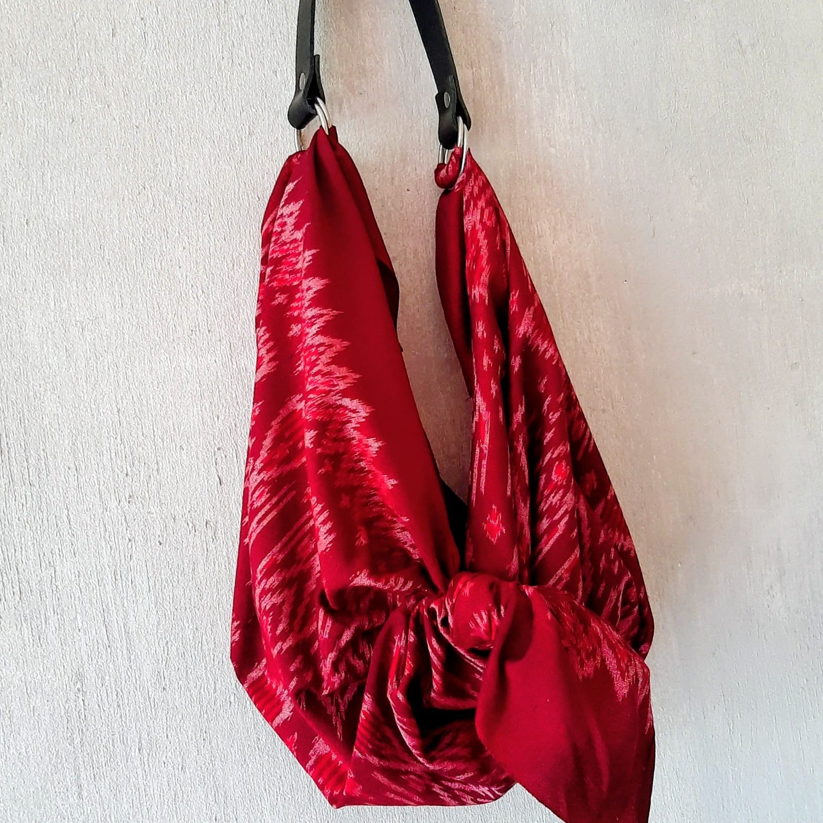 Furoshiki knooptas geknoopt van een vierkante doek, inclusief draagband en knoopinstructie