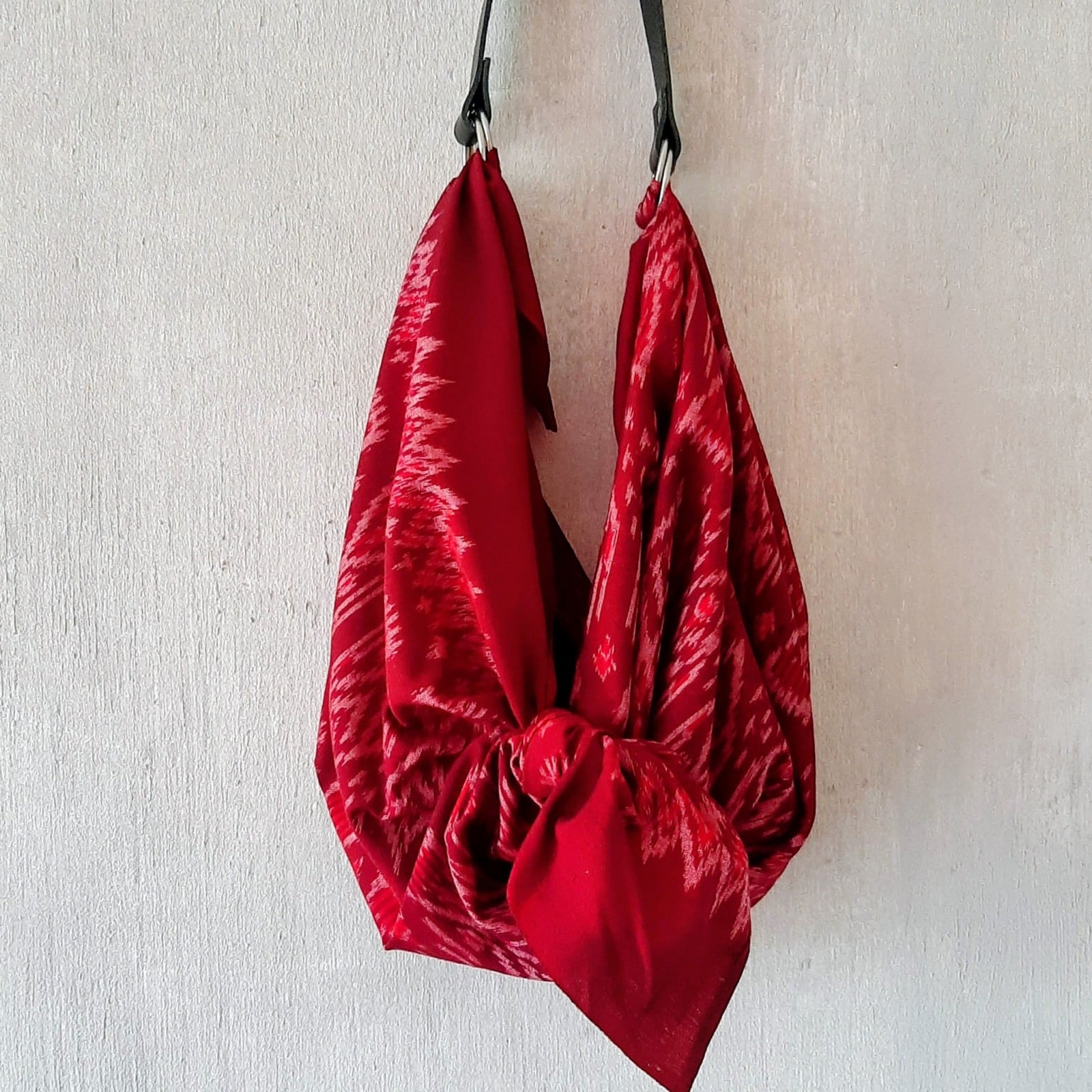 Furoshiki knooptas geknoopt van een vierkante doek, inclusief draagband en knoopinstructie