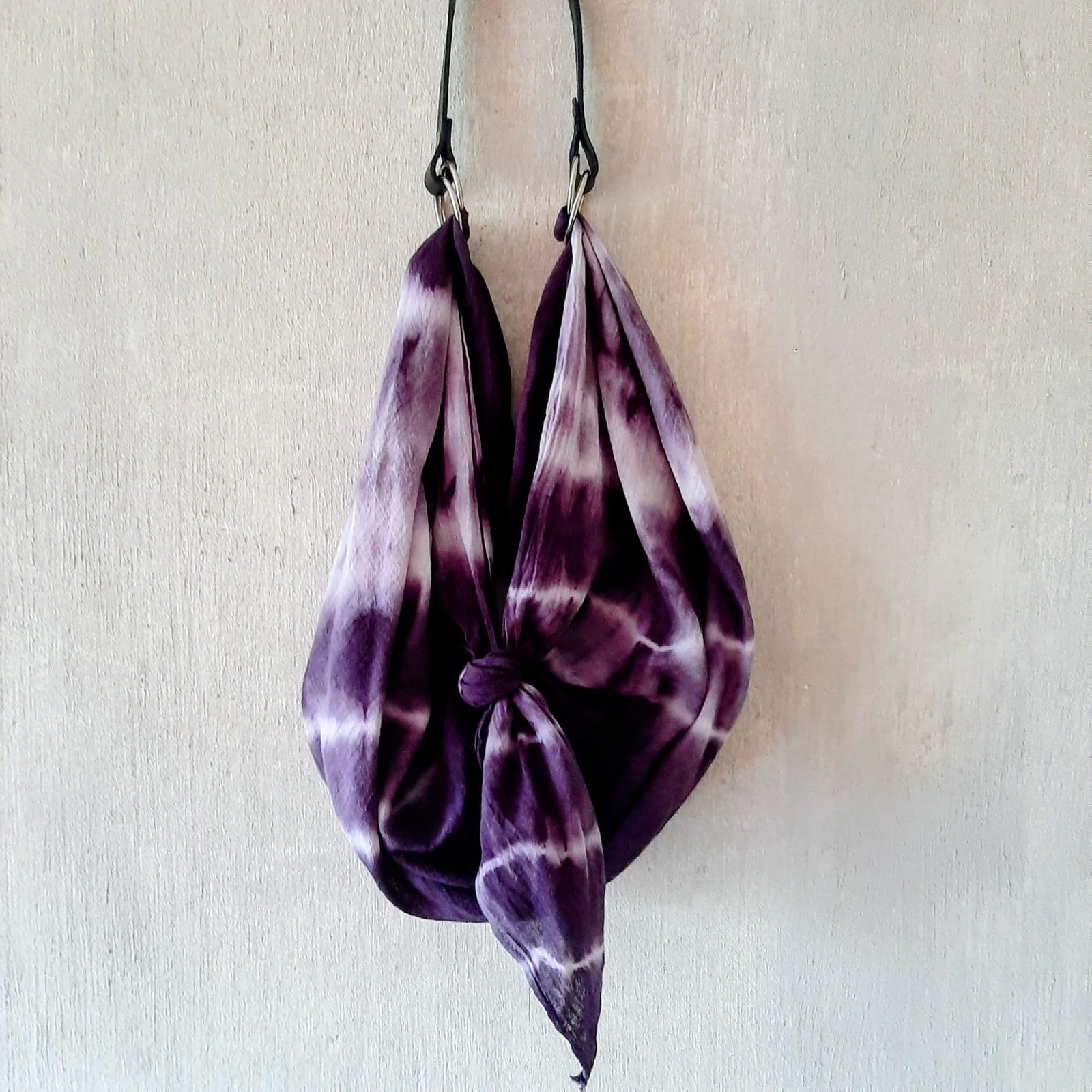 furoshiki knooptas, geknoopt van een vierkante doek, inclusief leren draagband.