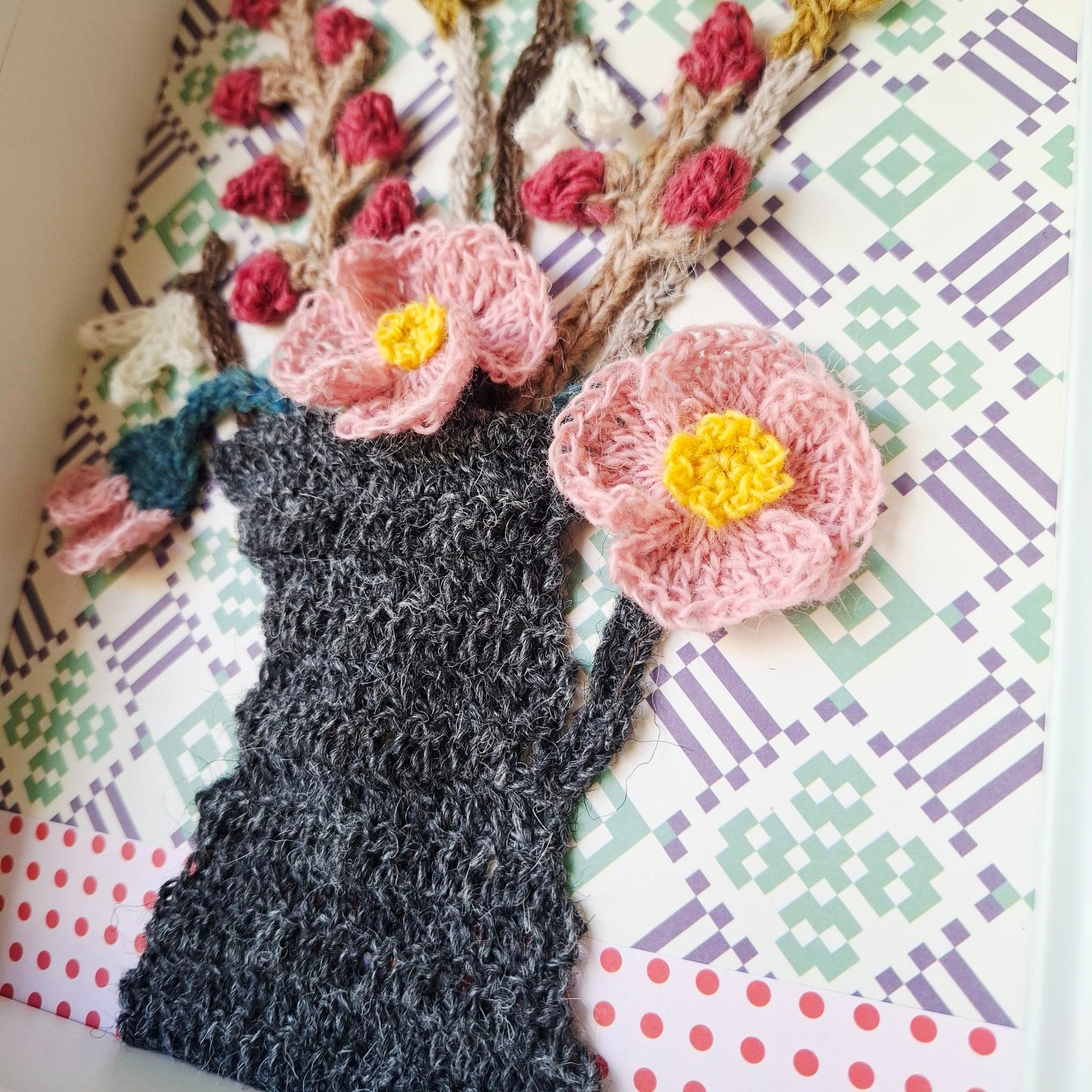 Gehaakte bloemen lijst – Handgemaakte wanddecoratie met vaas (23x28 cm, 100% wol)