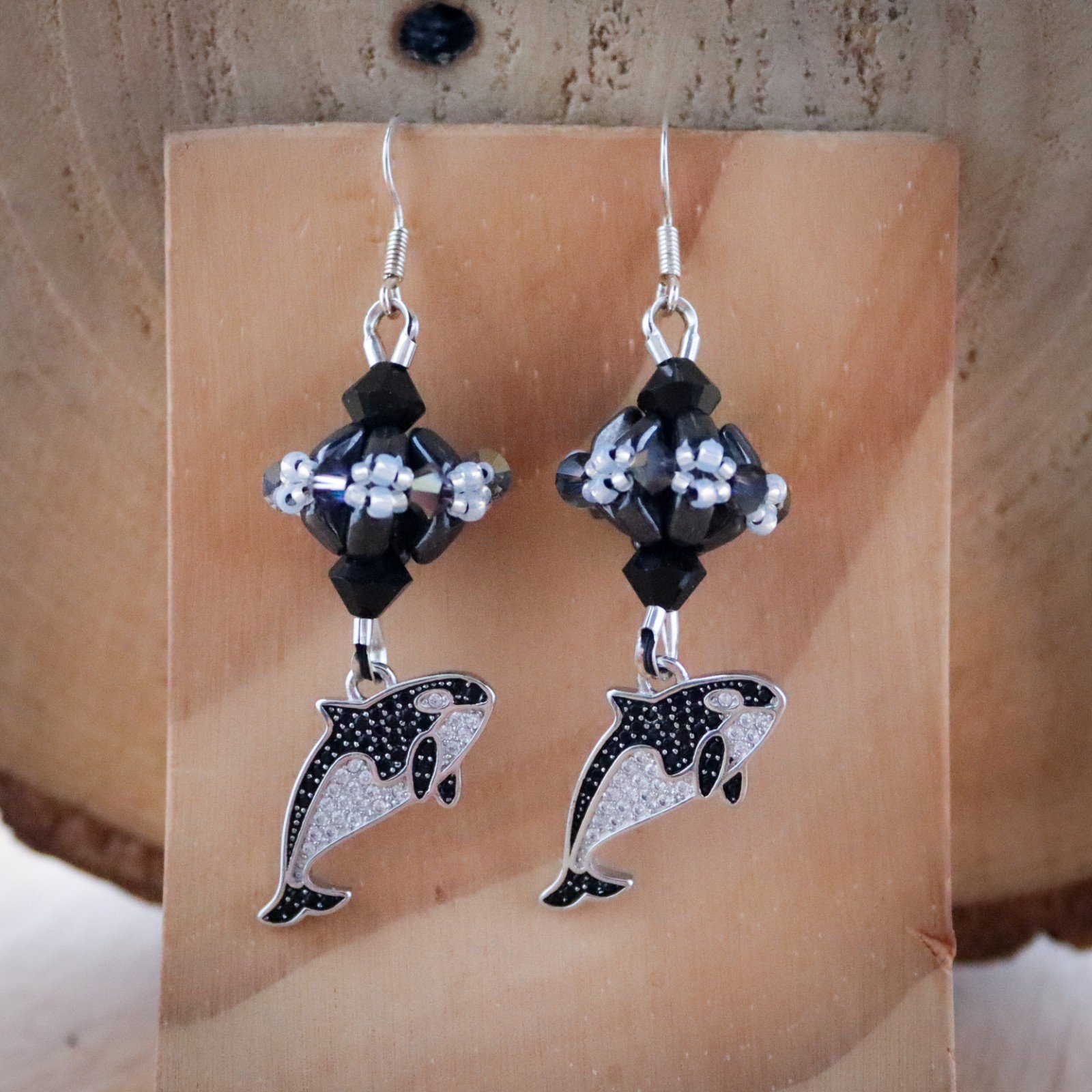 Krachtig & Mysterieus, orca oorbellen met Swarovski en handgemaakt kralenwerk