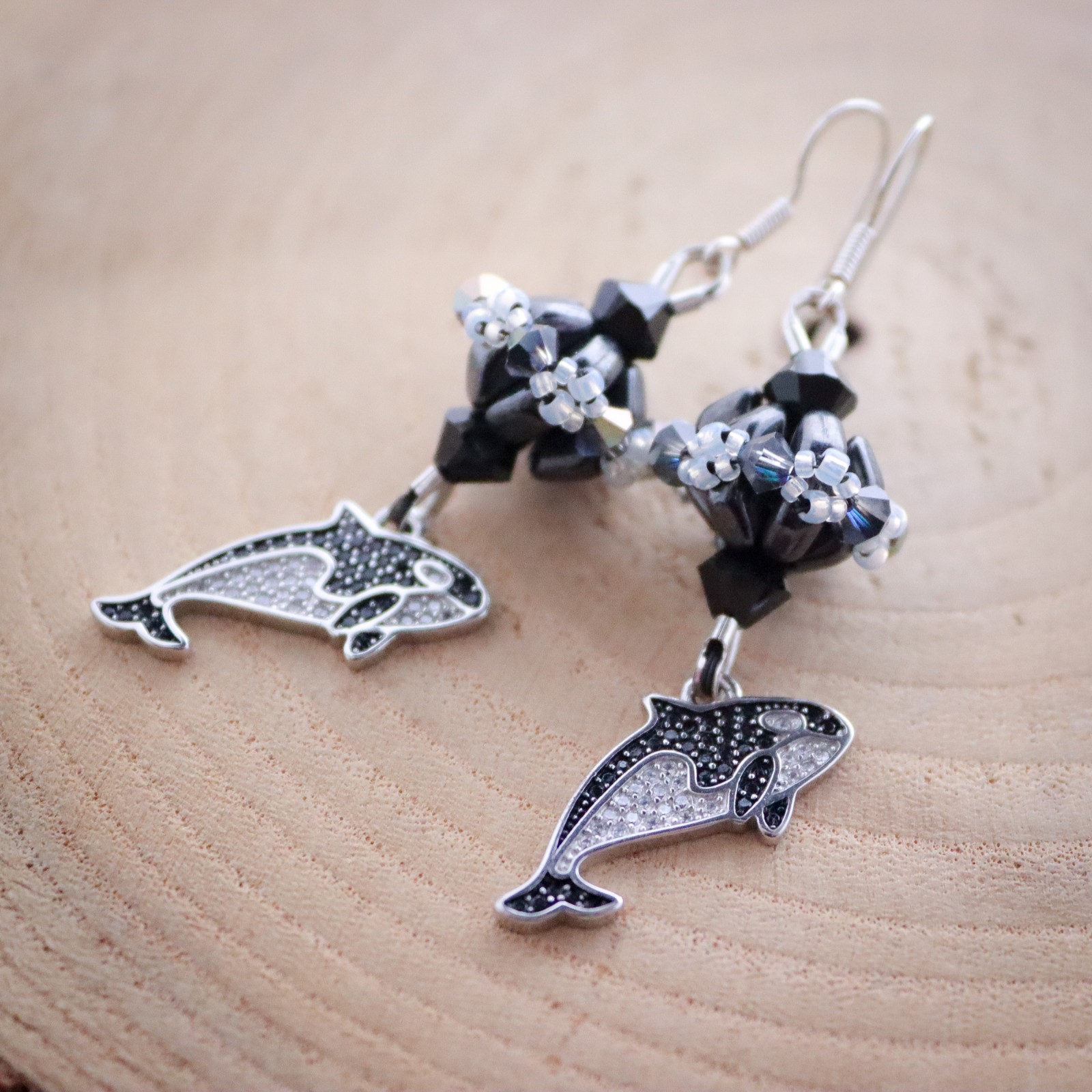Krachtig & Mysterieus, orca oorbellen met Swarovski en handgemaakt kralenwerk