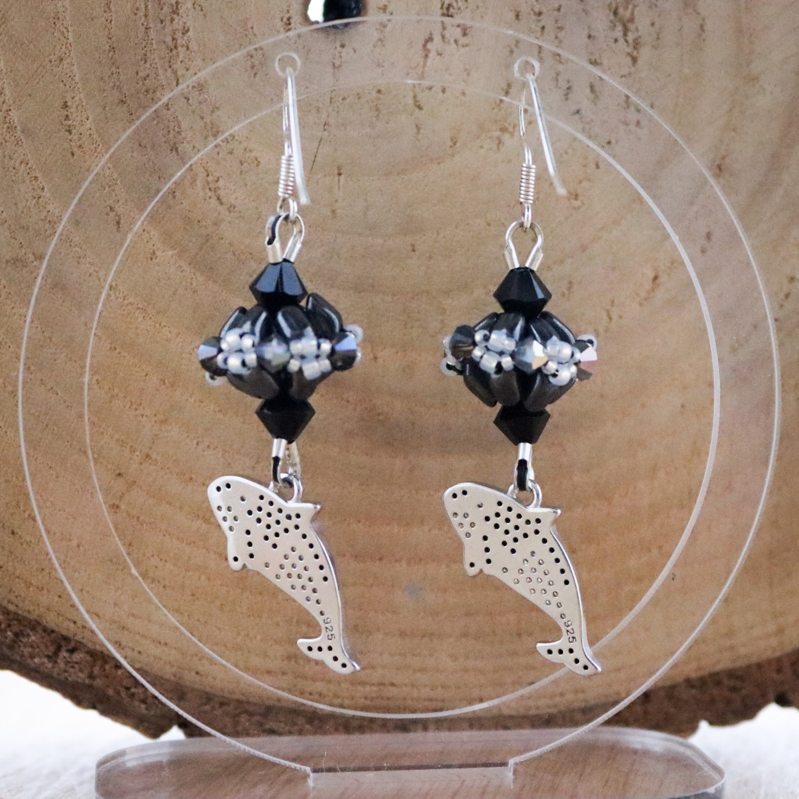 Krachtig & Mysterieus, orca oorbellen met Swarovski en handgemaakt kralenwerk