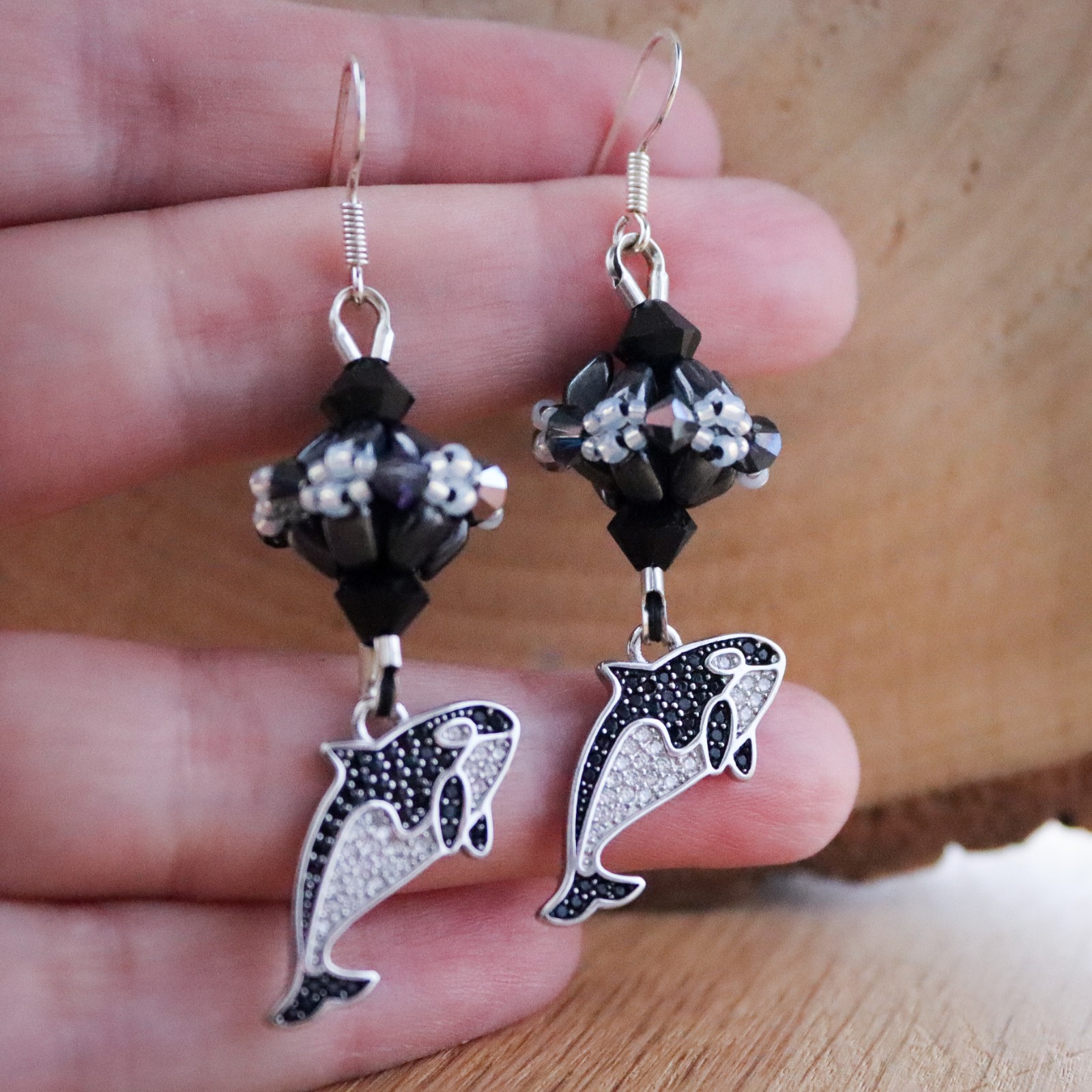 Krachtig & Mysterieus, orca oorbellen met Swarovski en handgemaakt kralenwerk