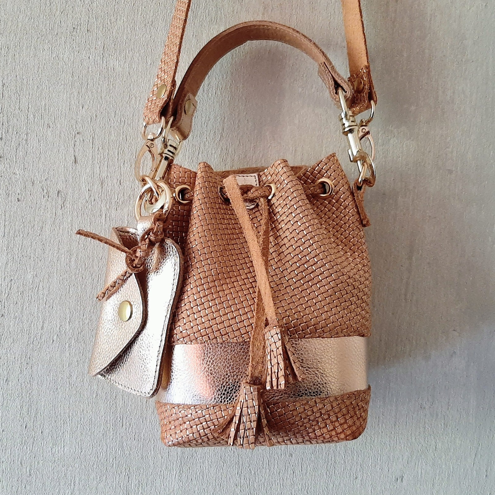 leren bucketbag, uniek, handgemaakt van restanten leer. Met handvat, riem en kaarthouder.