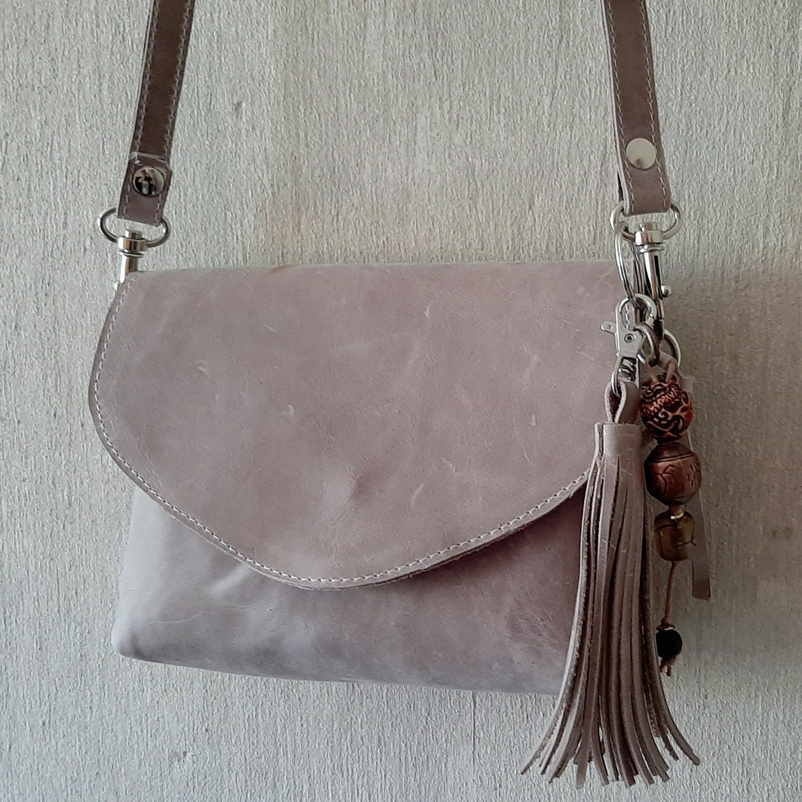 Leren schouder-crossbodytasje met bijpassende Bagcharm ook te gebruiken als sleutelhanger. met binnen vak en leren schouderband