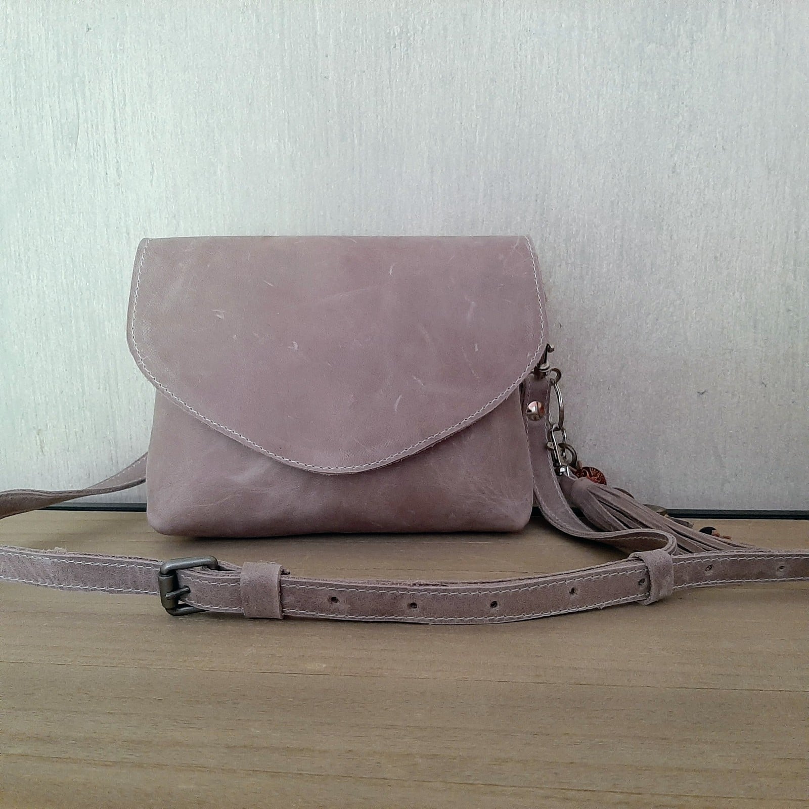 Leren schouder-crossbodytasje met bijpassende Bagcharm ook te gebruiken als sleutelhanger. met binnen vak en leren schouderband