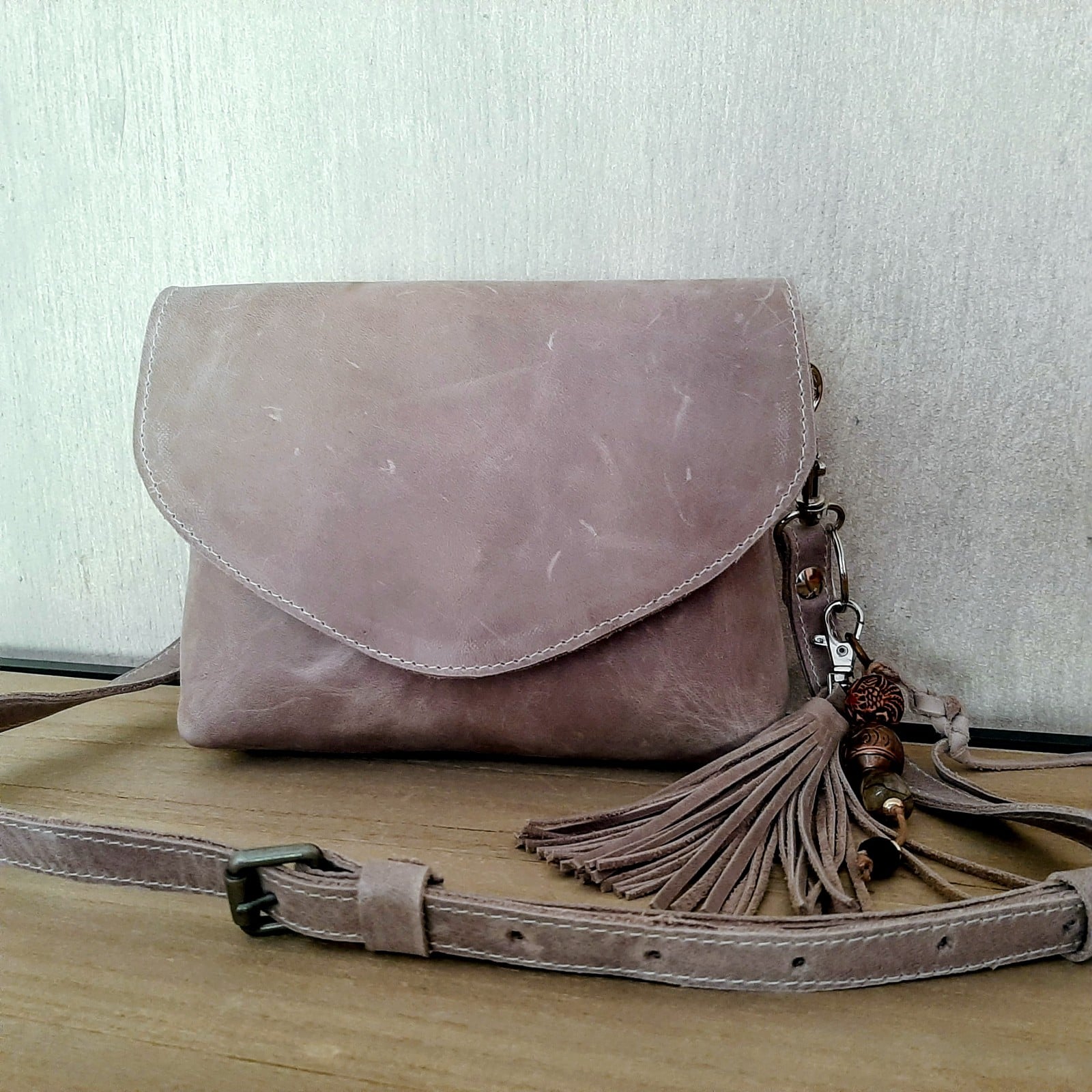 Leren schouder-crossbodytasje met bijpassende Bagcharm ook te gebruiken als sleutelhanger. met binnen vak en leren schouderband