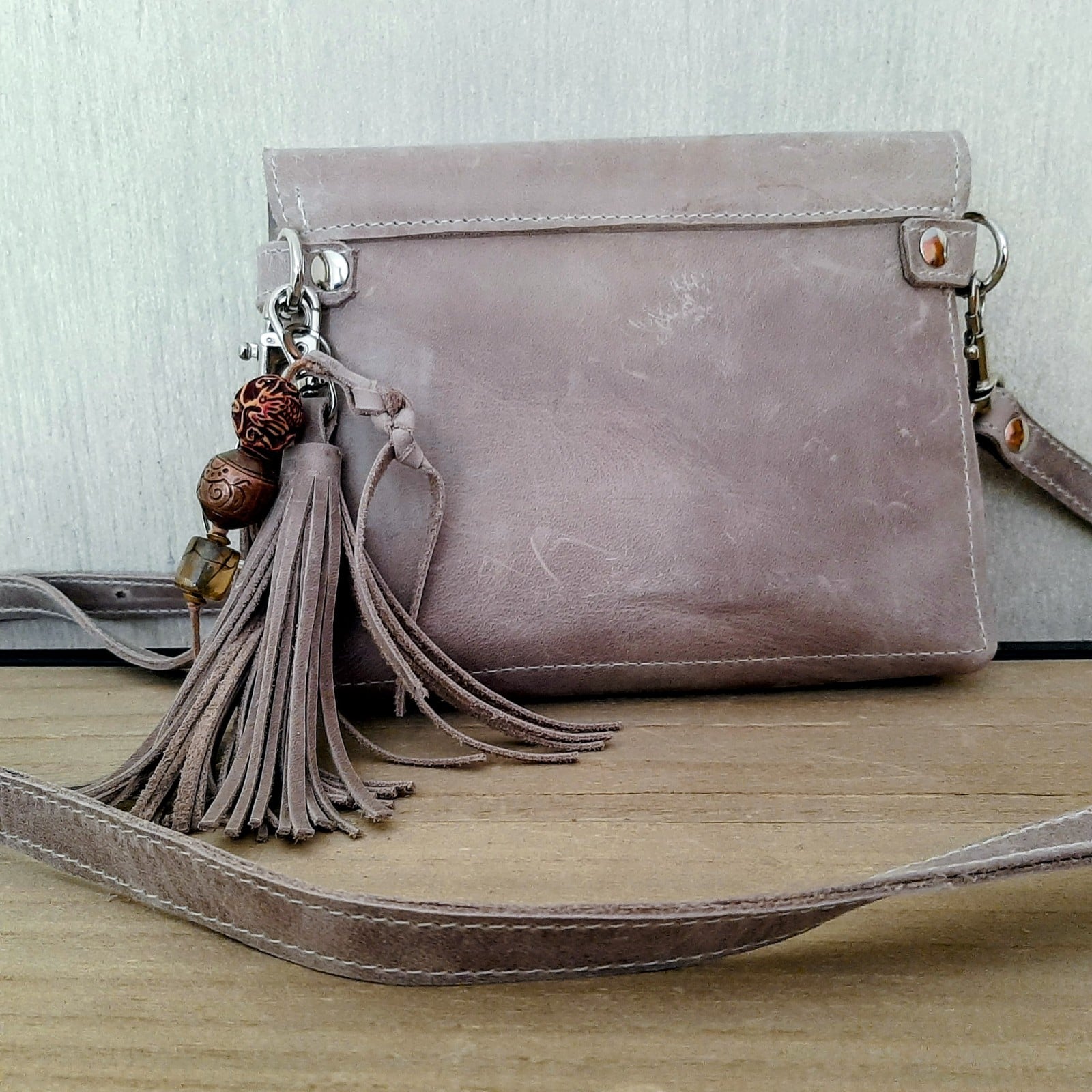 Leren schouder-crossbodytasje met bijpassende Bagcharm ook te gebruiken als sleutelhanger. met binnen vak en leren schouderband