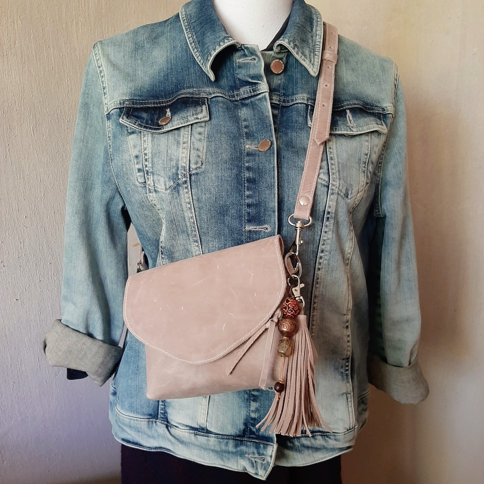 Leren schouder-crossbodytasje met bijpassende Bagcharm ook te gebruiken als sleutelhanger. met binnen vak en leren schouderband