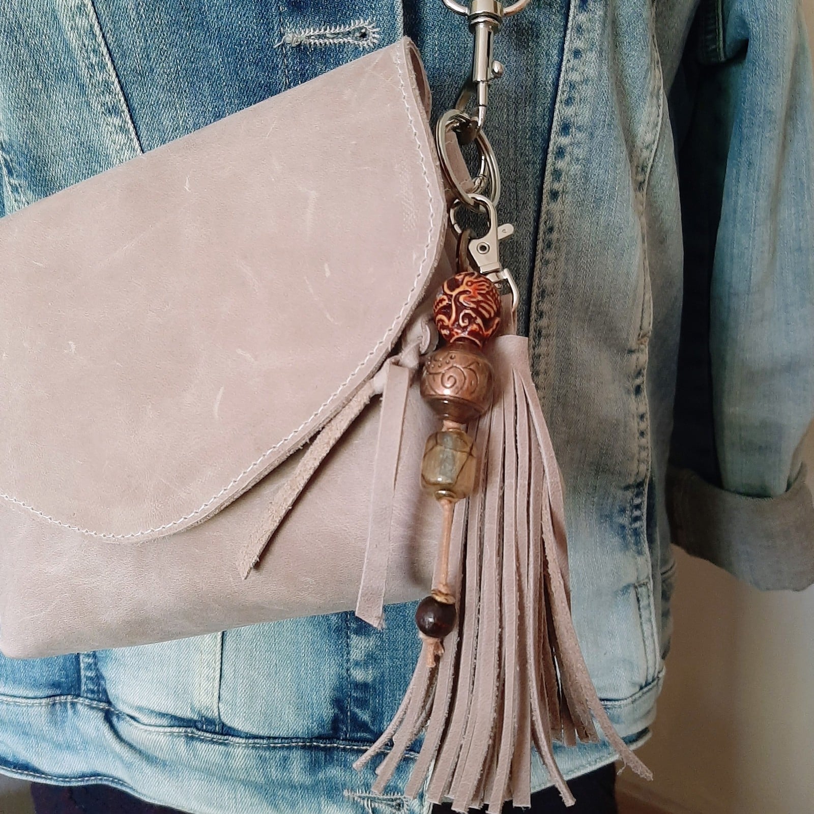Leren schouder-crossbodytasje met bijpassende Bagcharm ook te gebruiken als sleutelhanger. met binnen vak en leren schouderband