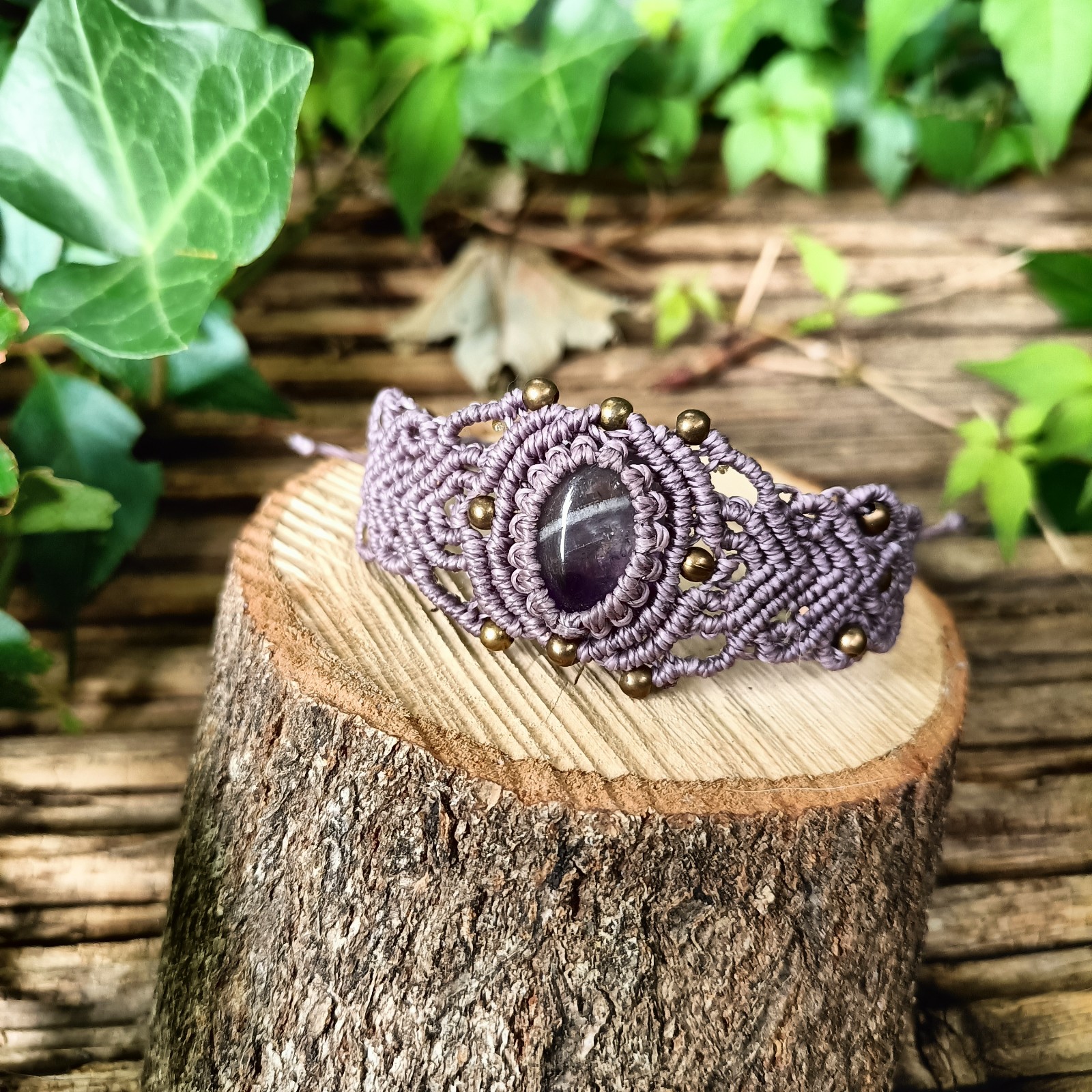 Macramé armband Meau met amethist – handgemaakt & one of a kind