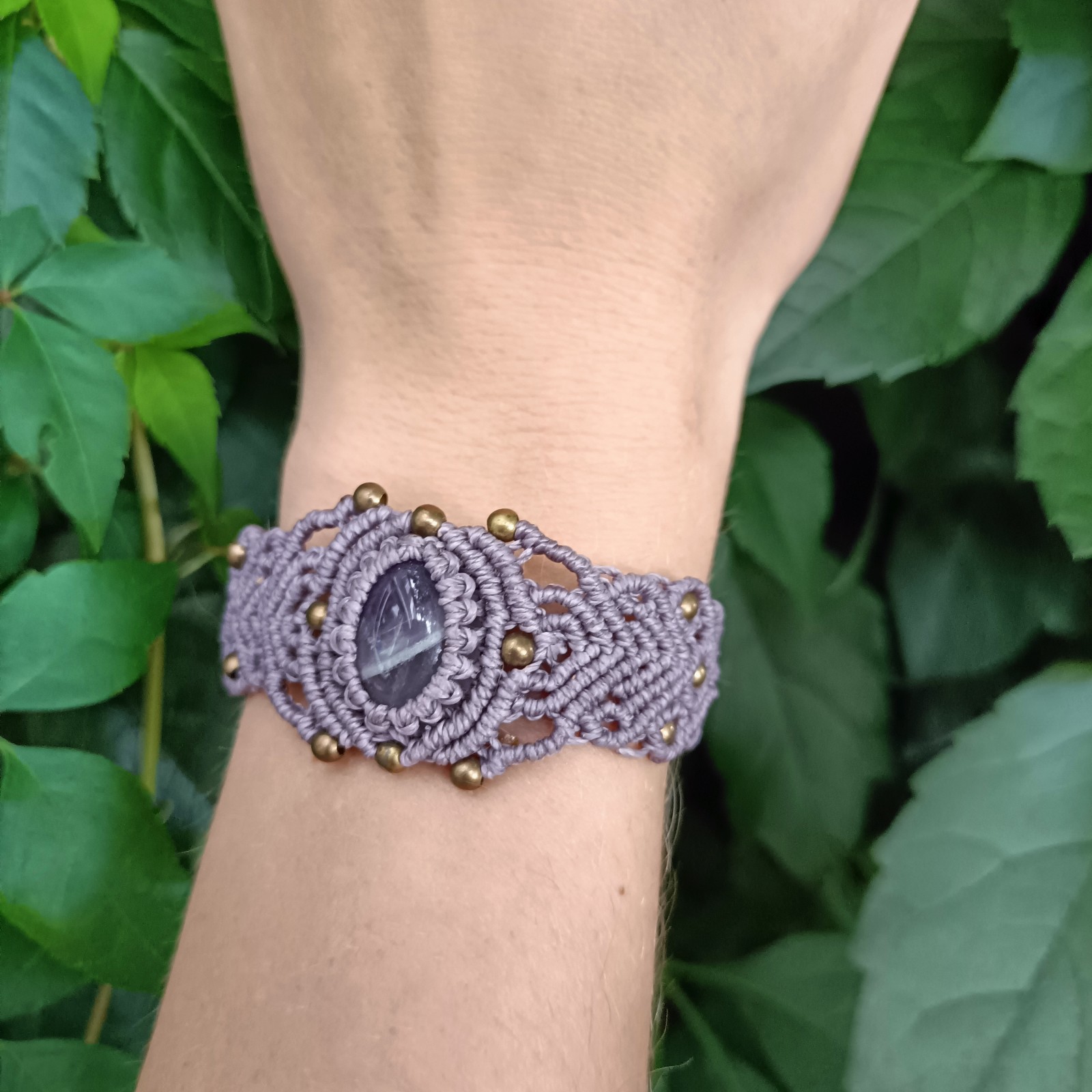 Macramé armband Meau met amethist – handgemaakt & one of a kind
