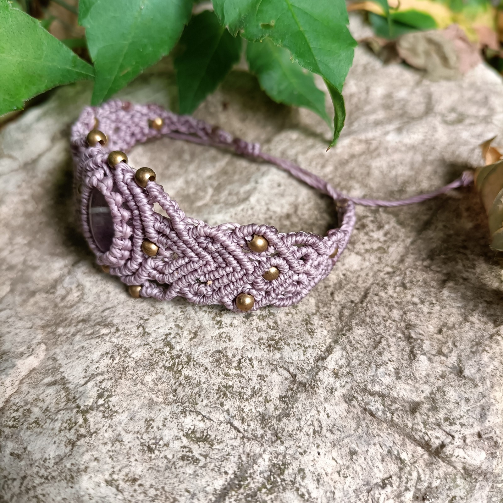 Macramé armband Meau met amethist – handgemaakt & one of a kind