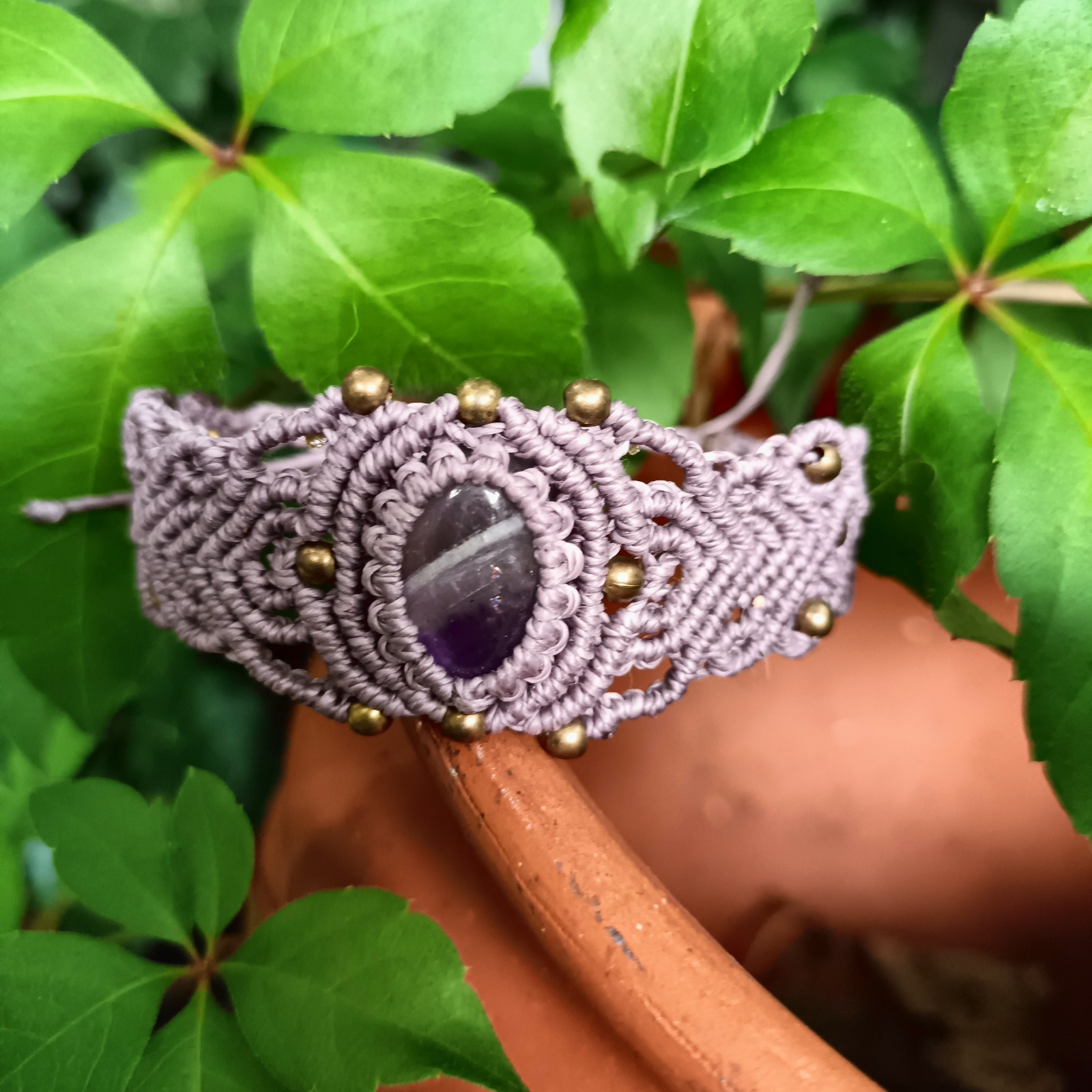 Macramé armband Meau met amethist – handgemaakt & one of a kind